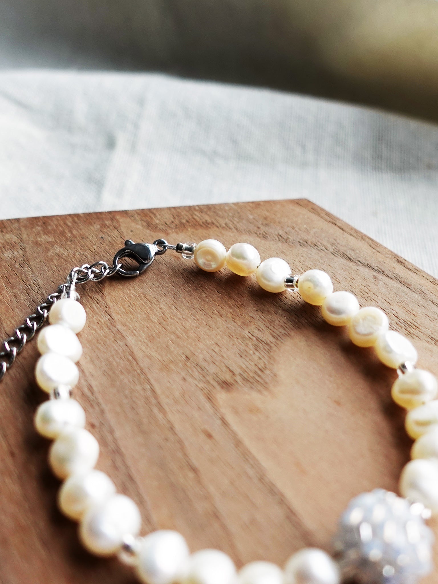Arwen Bracelet in Grey Display Clasp