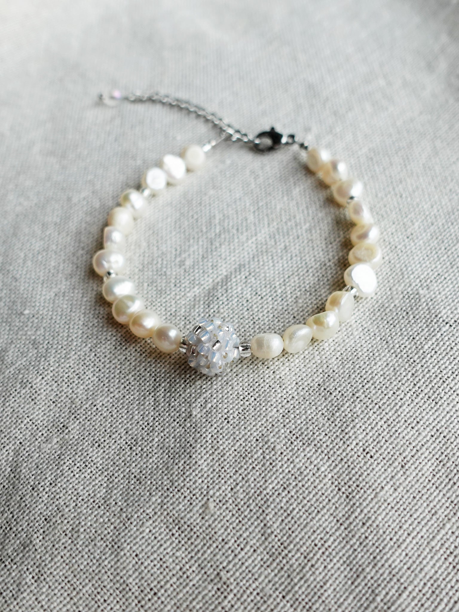 Arwen Bracelet in Grey Front