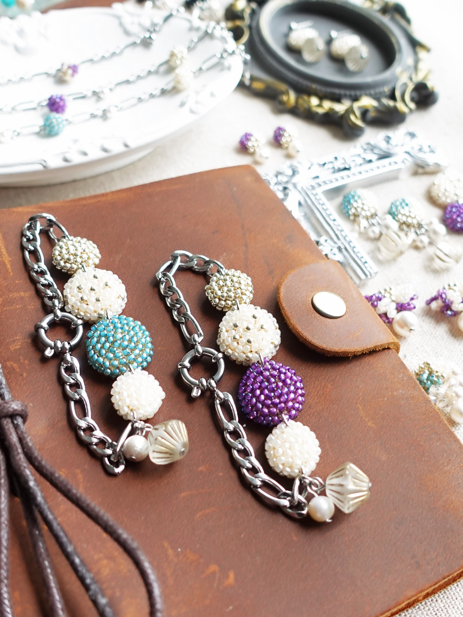 Evardo Bracelet Book Group