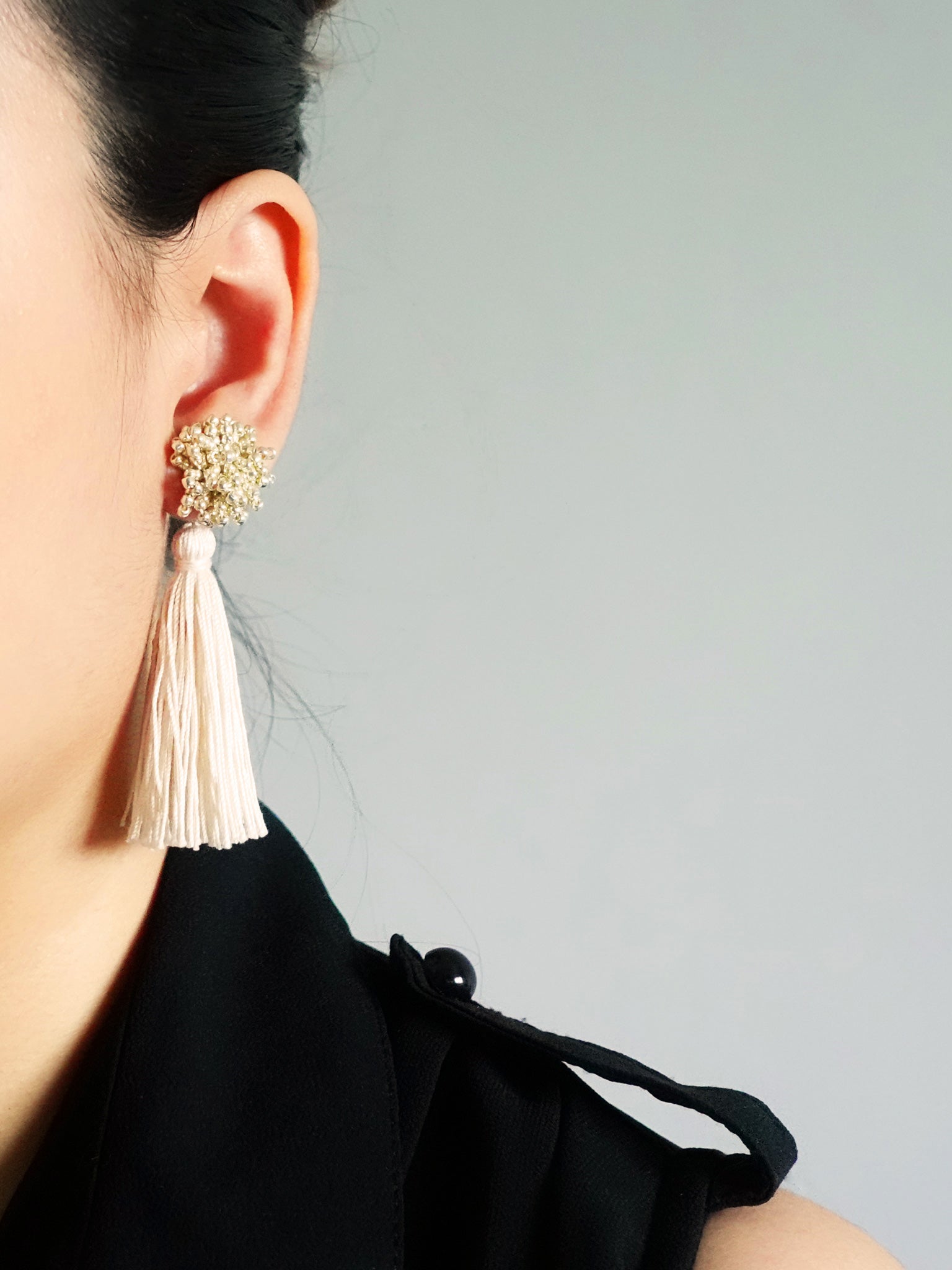 Fluffy Dos Tassel Earrings in Gold Model