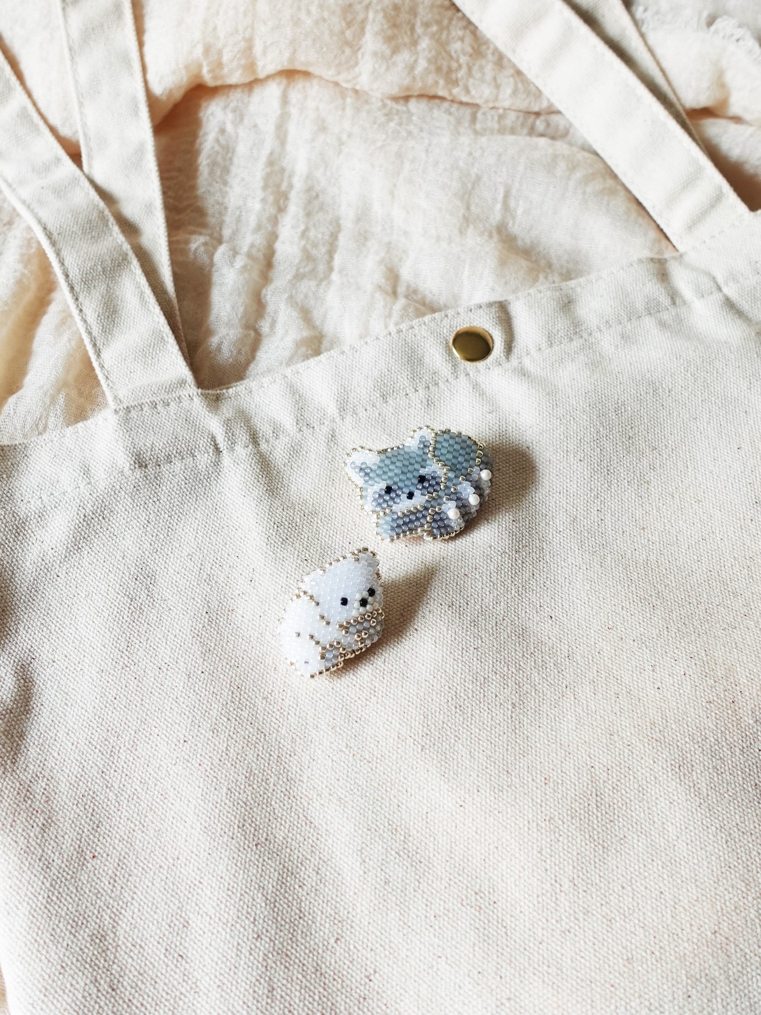 Raccoon Small White Bear Loaf Brooch Pin Bag Left