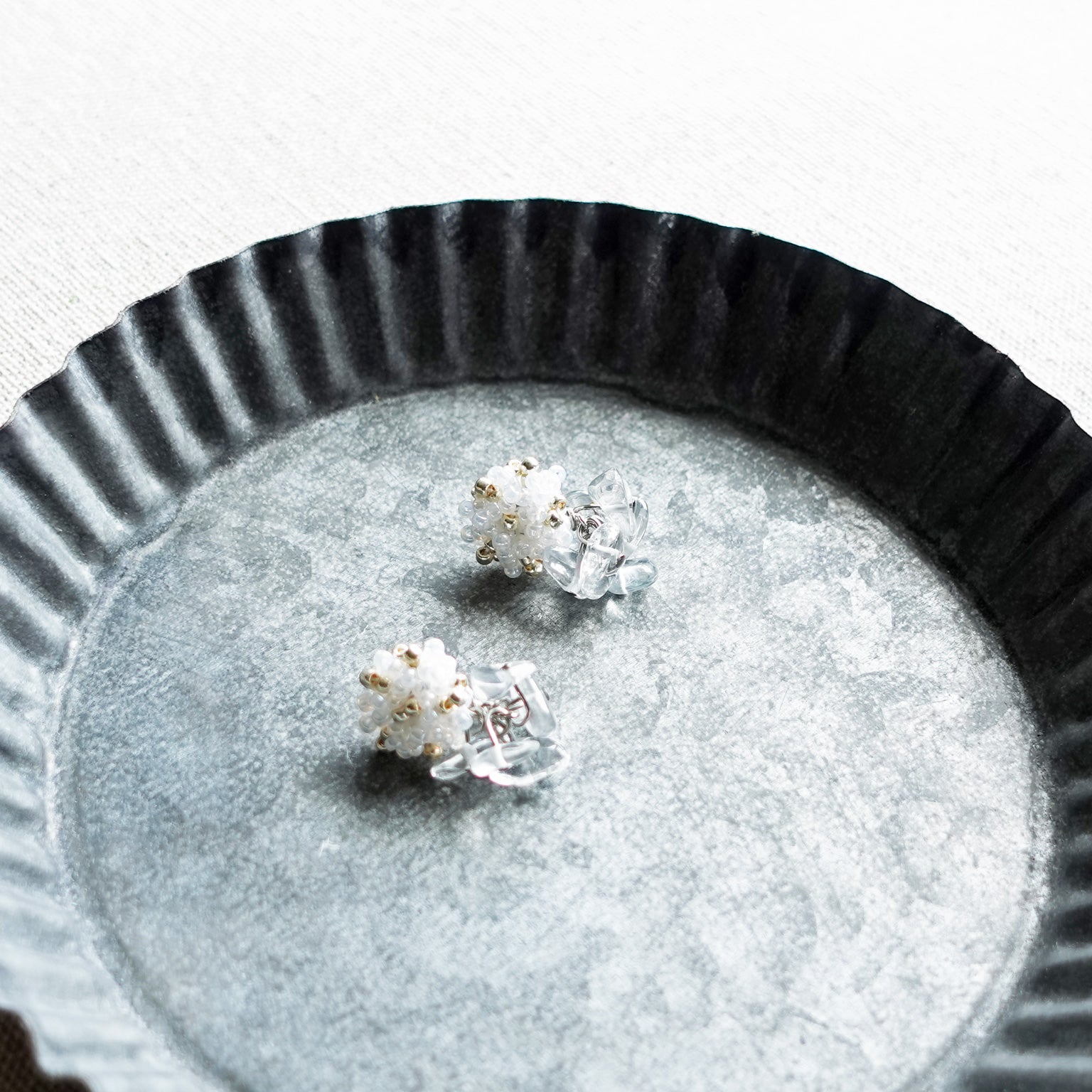 Sereia Quartz Earrings in White Tray Side