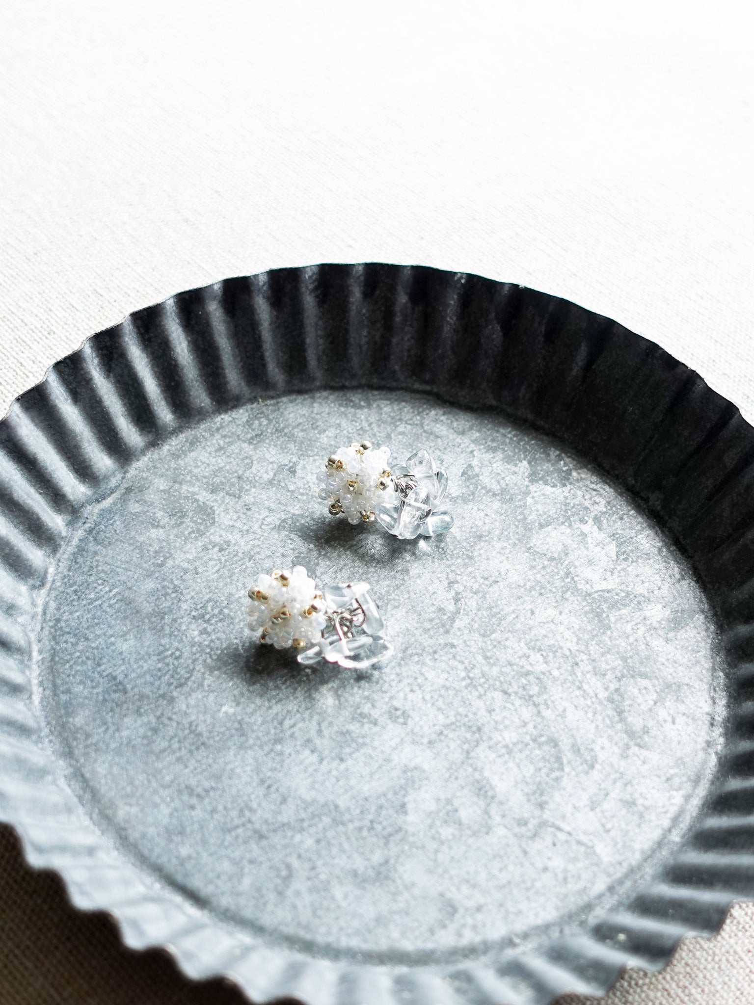 Sereia Quartz Earrings in White Tray Side