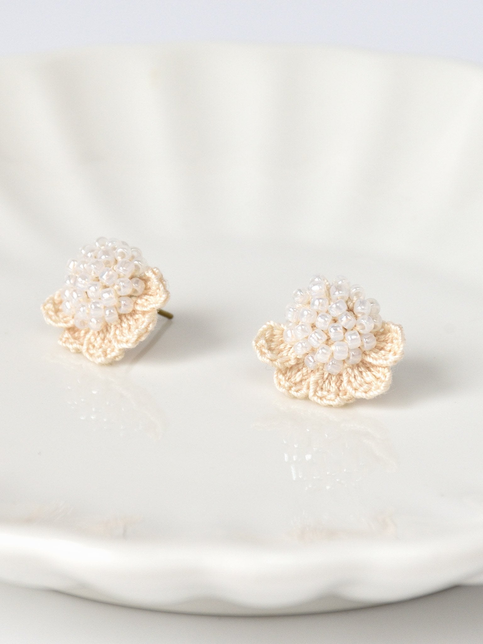 Beads Crochet Coneflower Studs in White Left