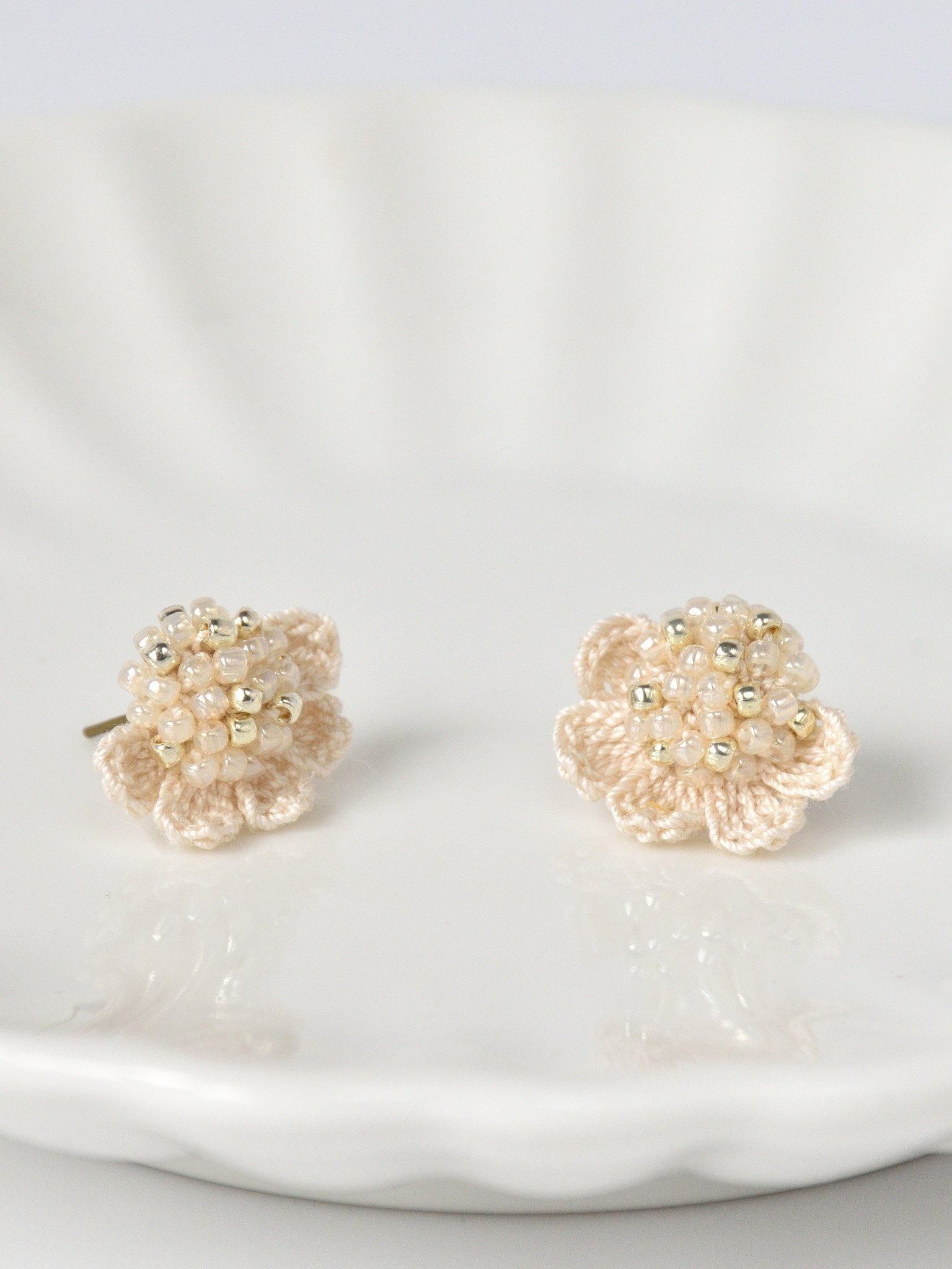 Beads Crochet Coneflower Pepper Studs in Ivory Left