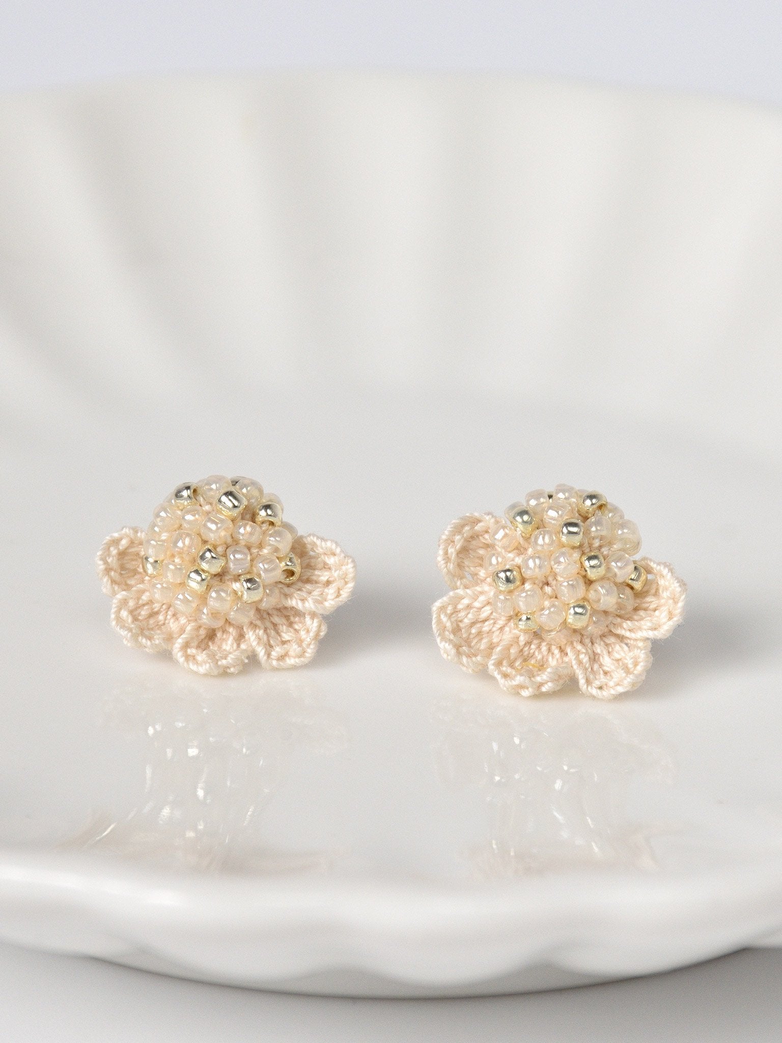 Beads Crochet Coneflower Pepper Studs in Ivory Front
