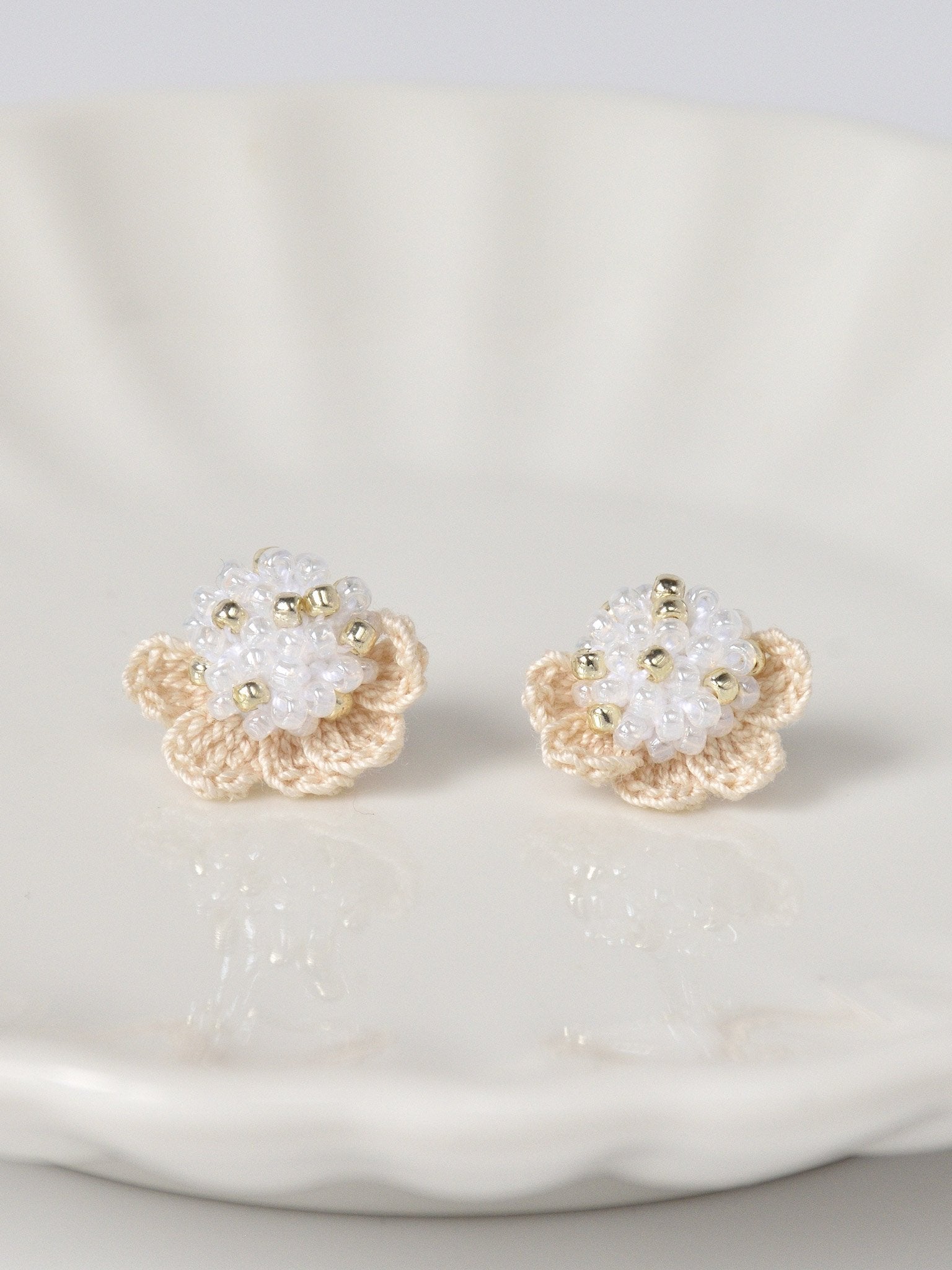 Beads Crochet Coneflower Pepper Studs in White Front