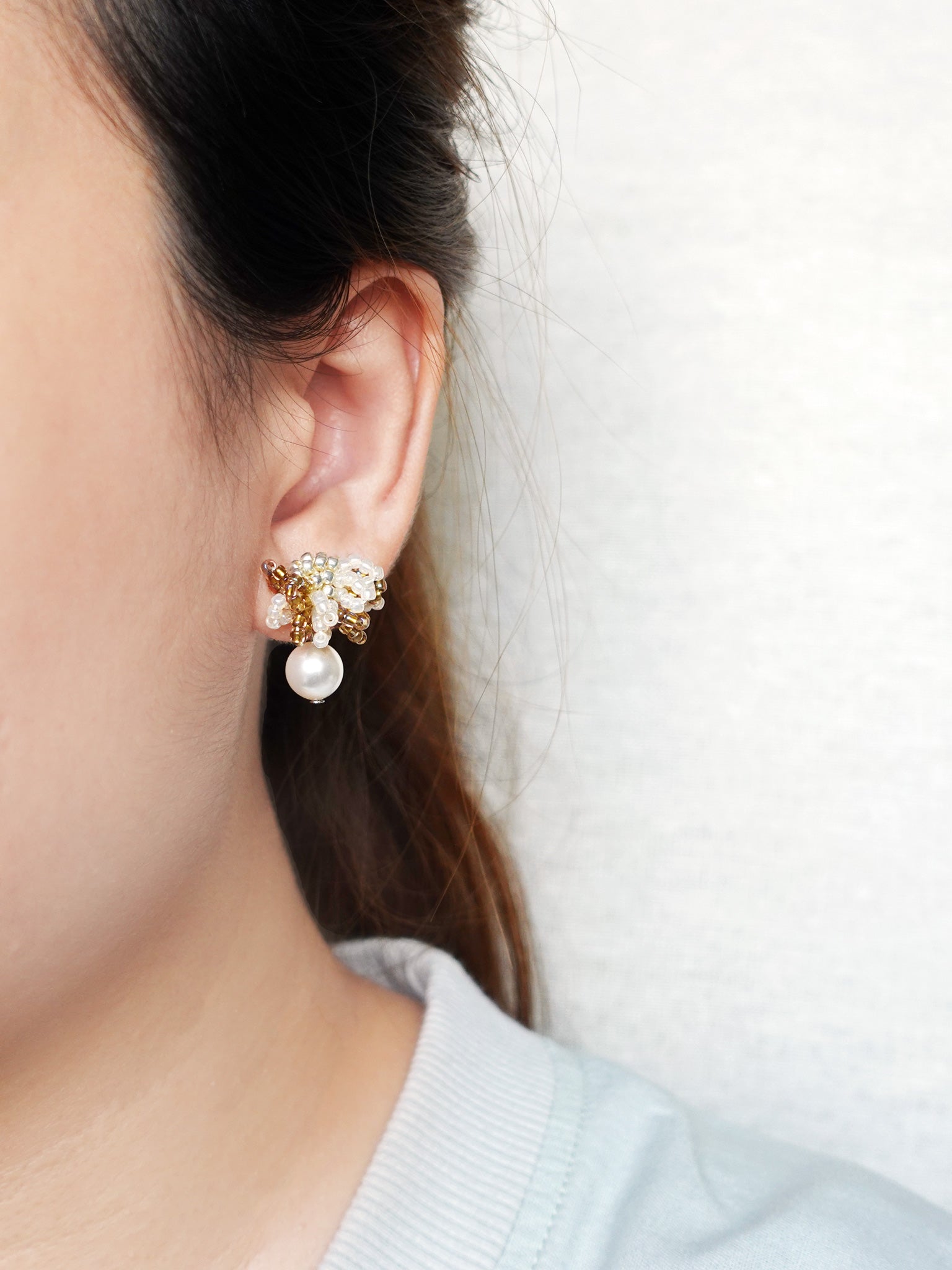Camellia Mariota Bicolor Earrings in Caramel Brown Model