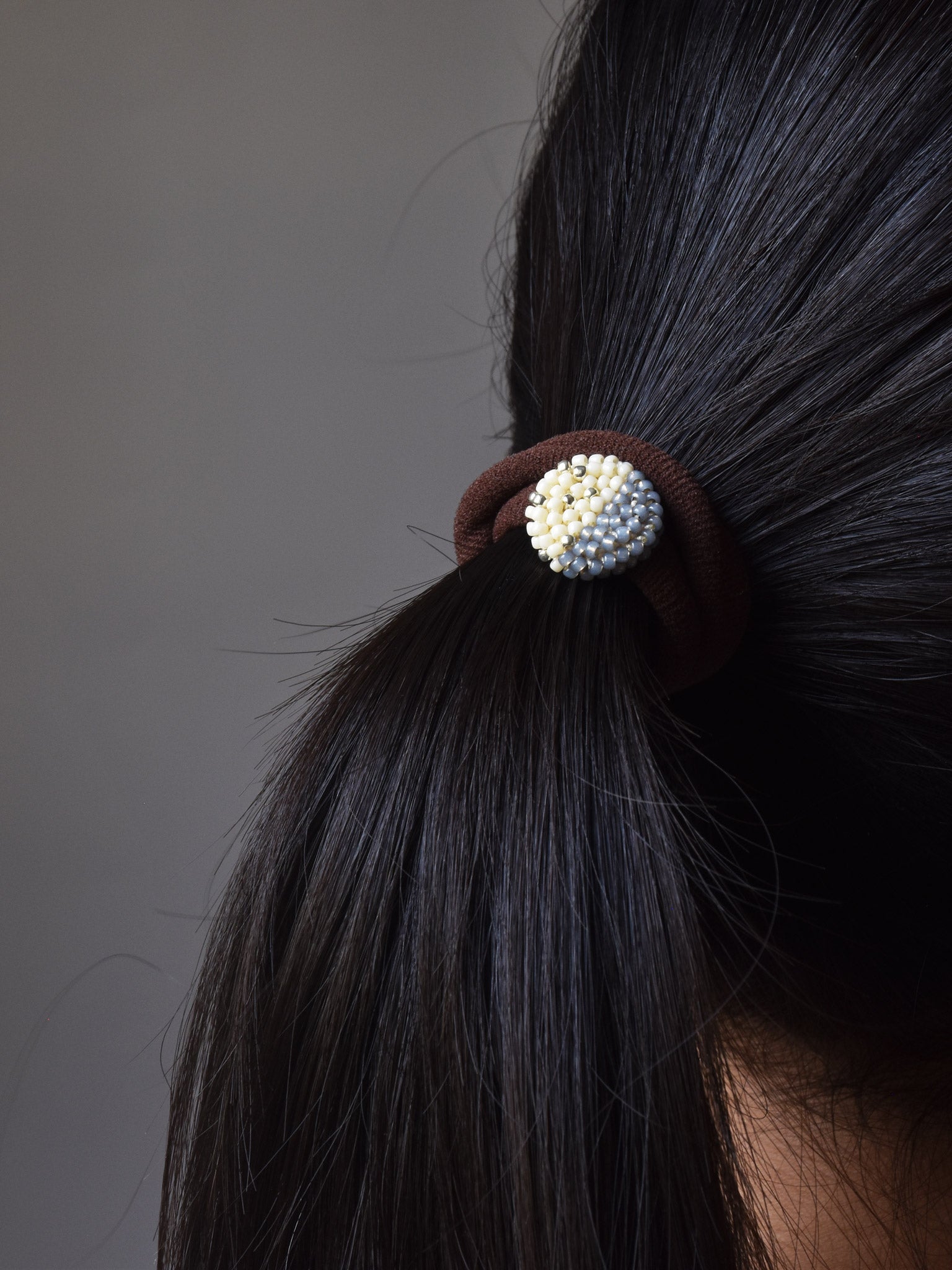 Cara Hair Tie in Grey Model