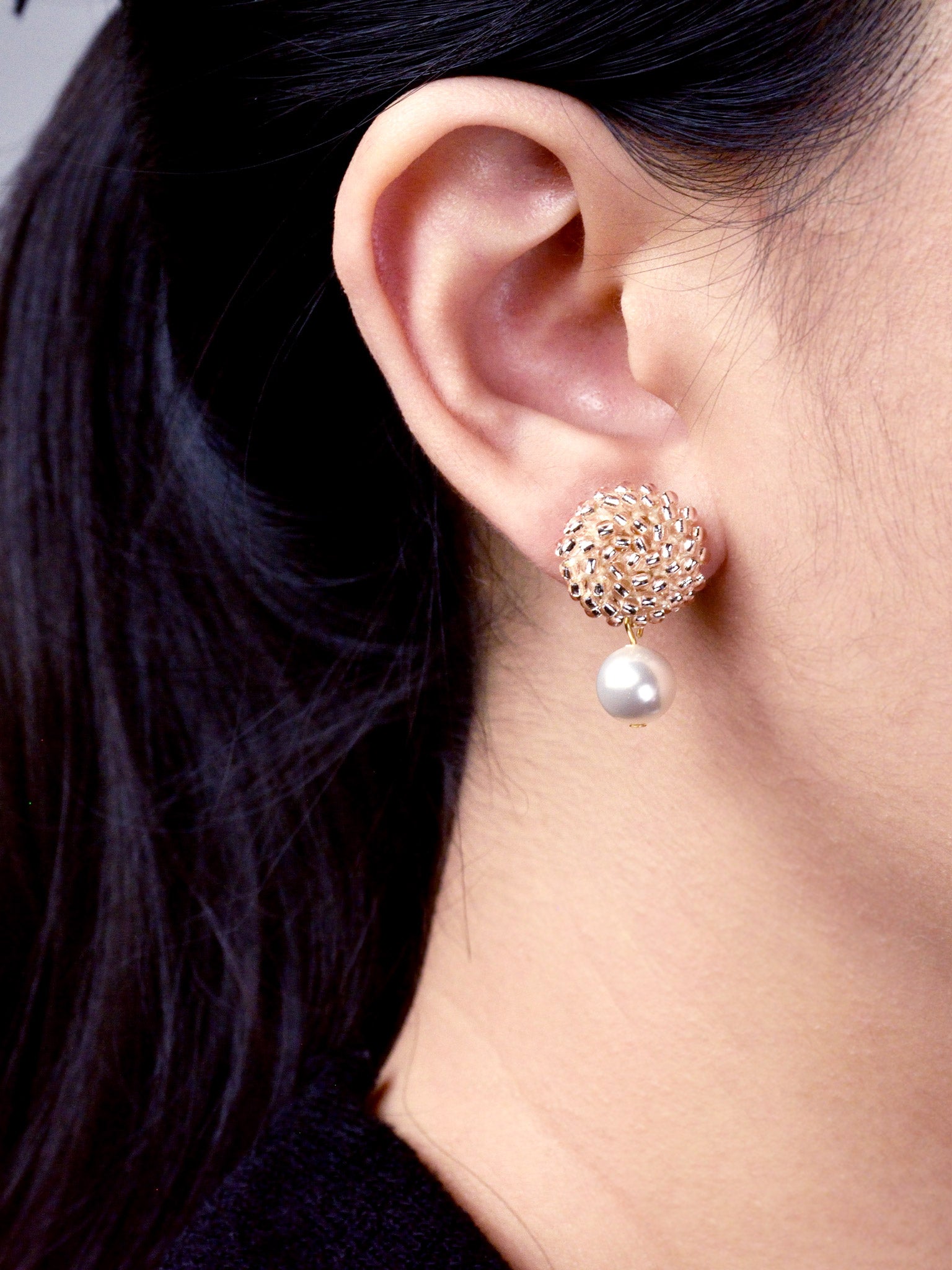 Mariota Champagne Pink Earrings Model