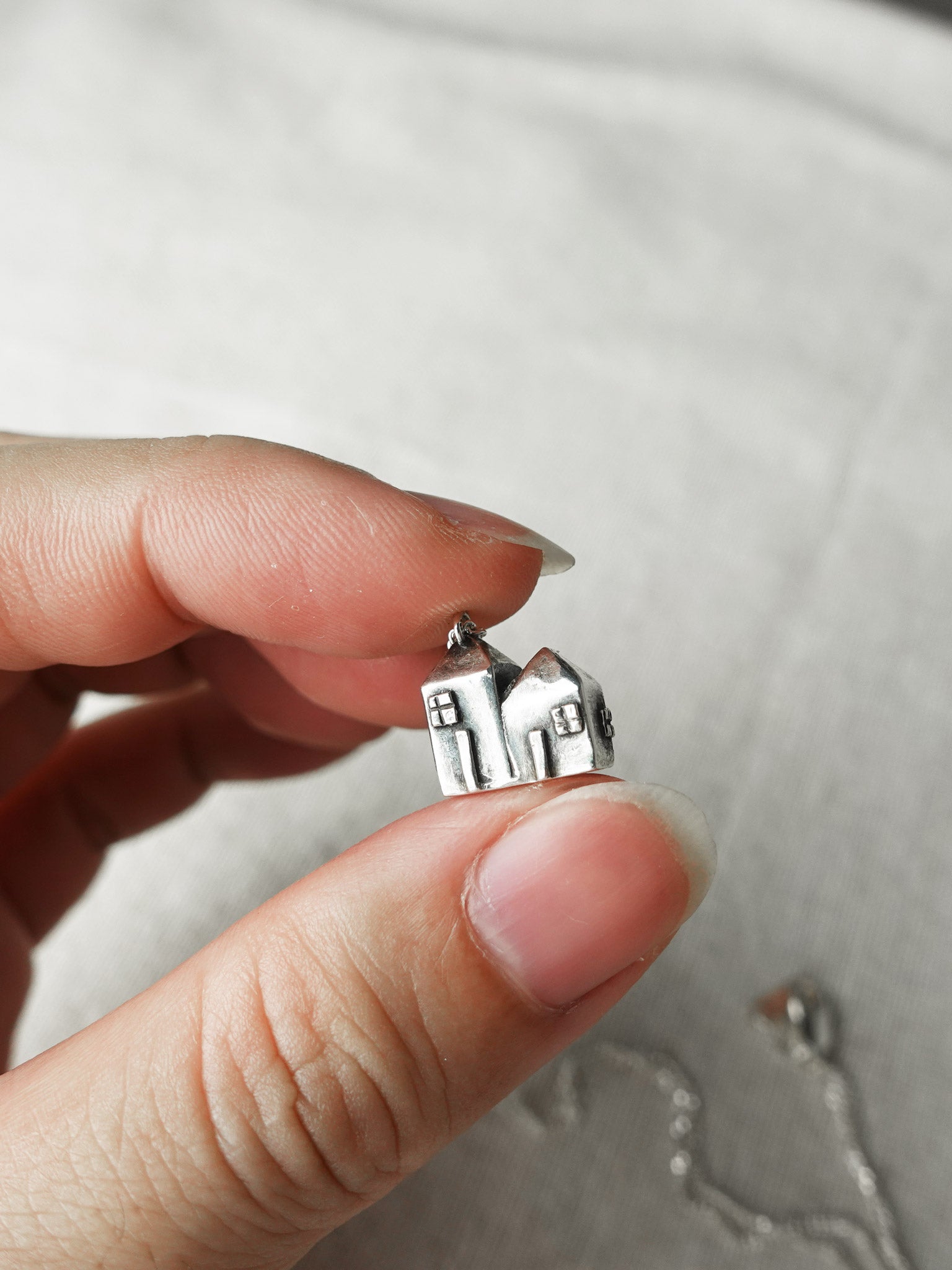 Terrace Houses Necklace IV Hand