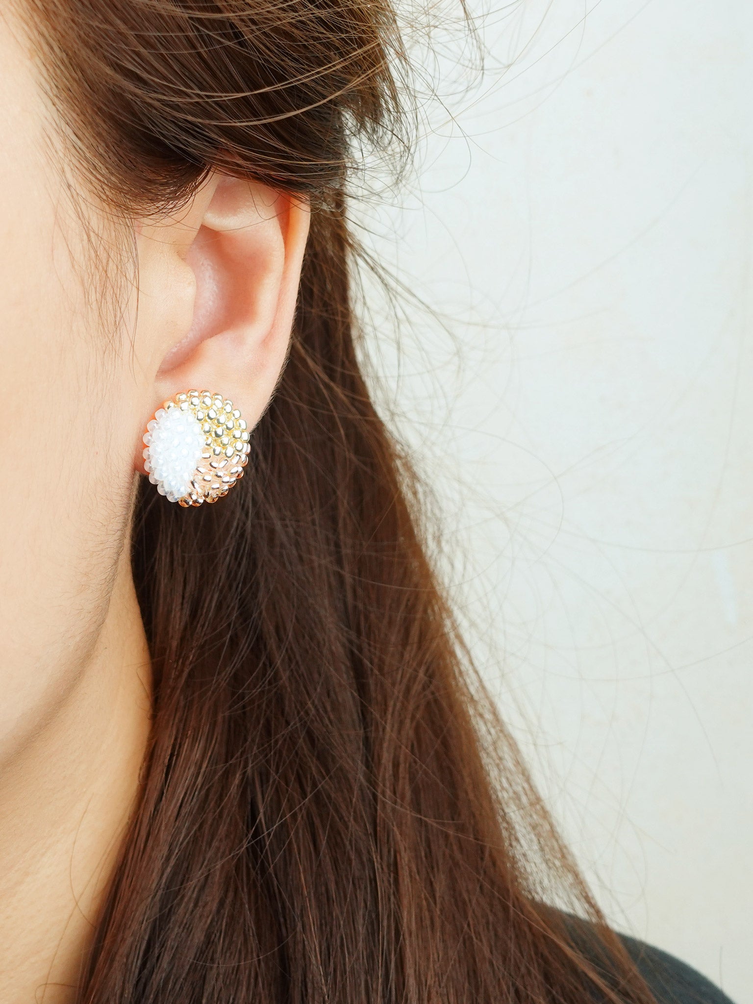Trio Maxi Stud Earrings in Champagne Pink Model