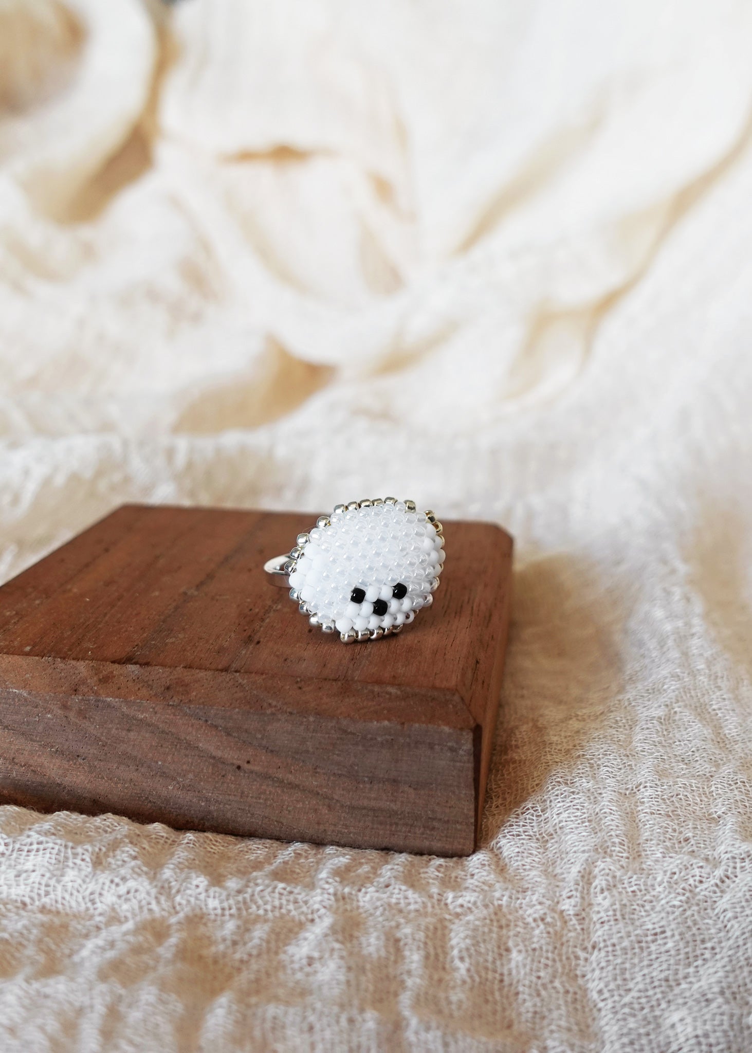 Bichon Frisé Ring Display Left