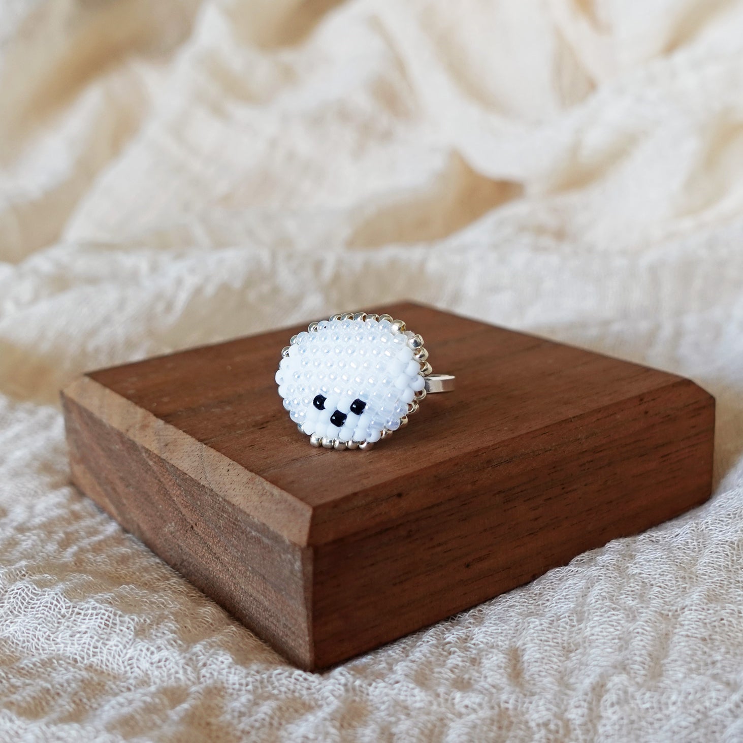 Bichon Frisé Ring Display Right