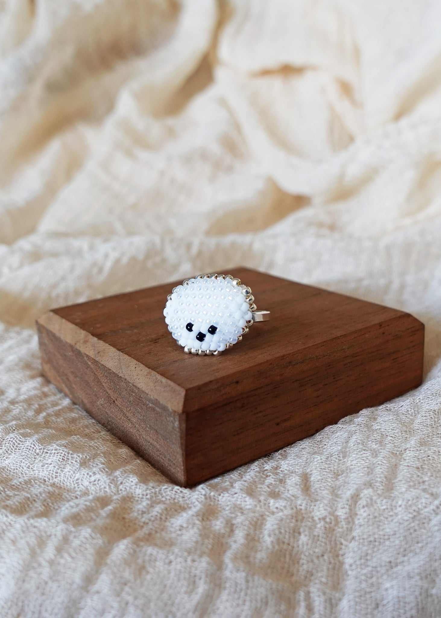 Bichon Frisé Ring Display Right