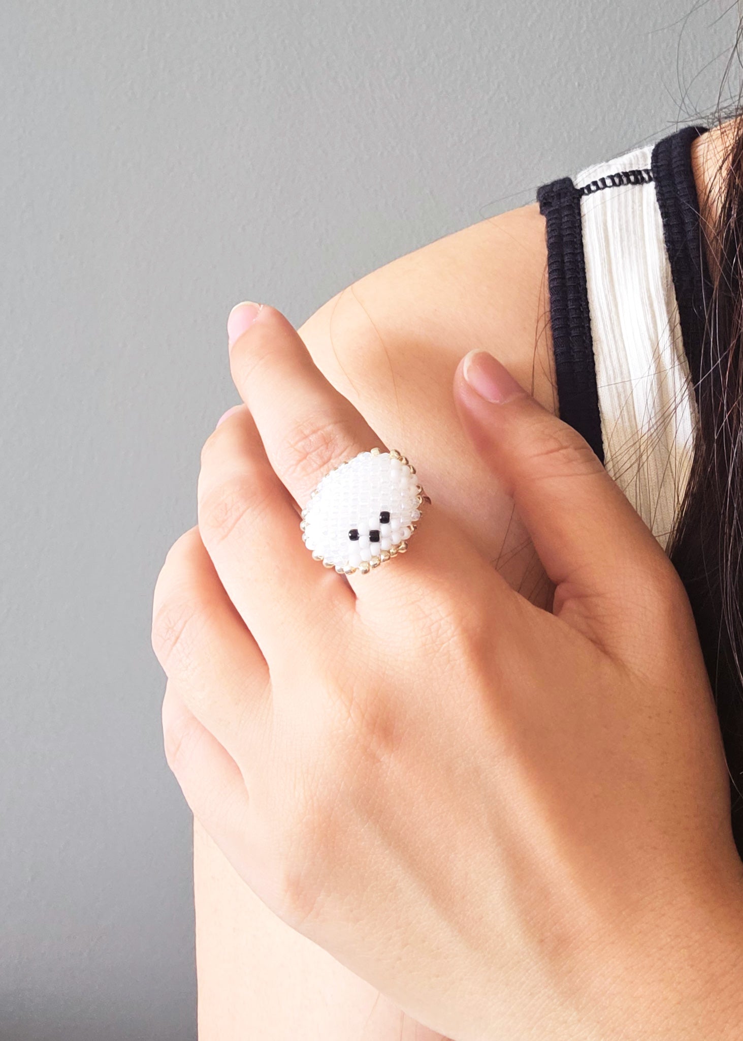 Bichon Frisé Ring Model Close