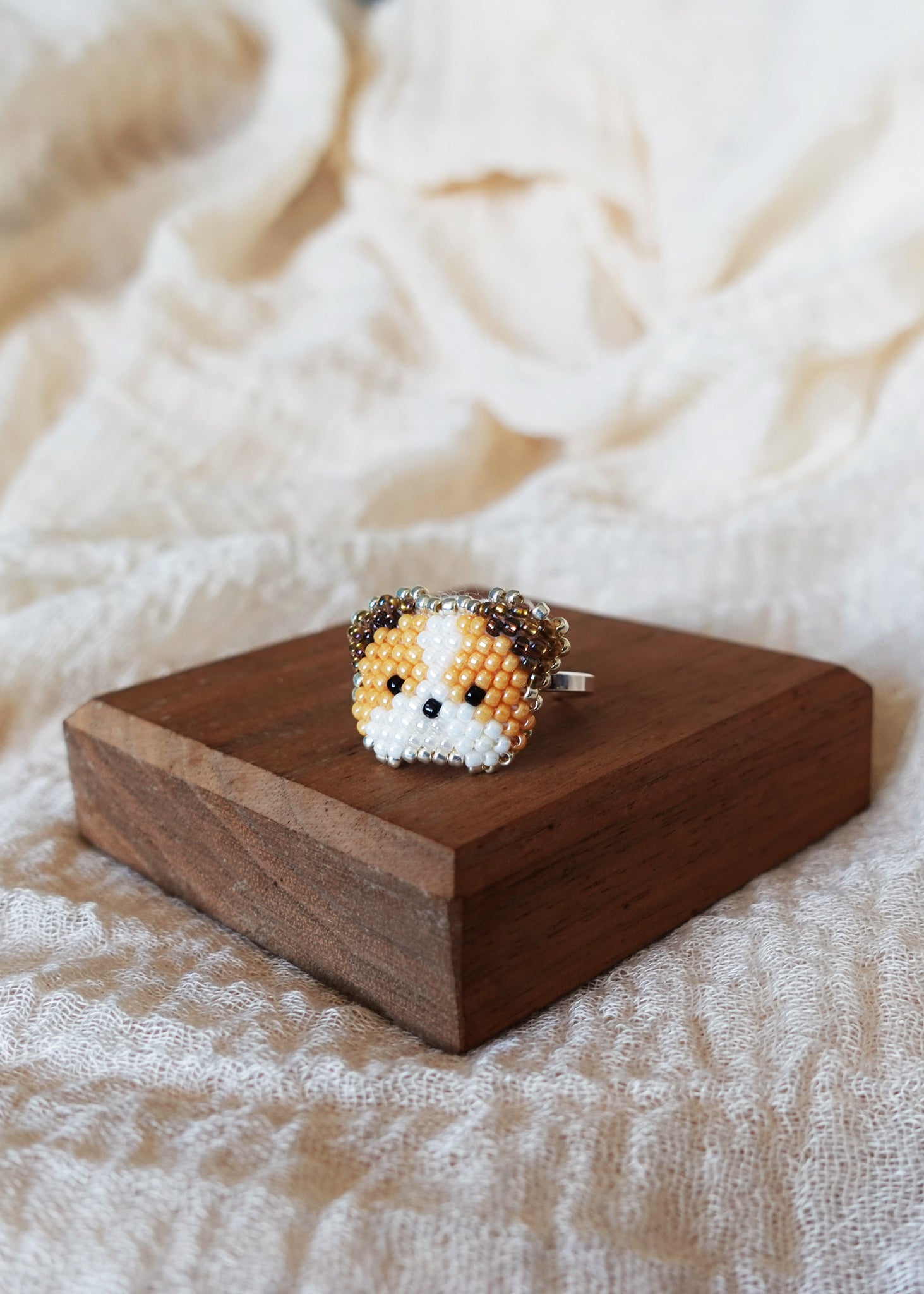 Bulldog Ring Display Right