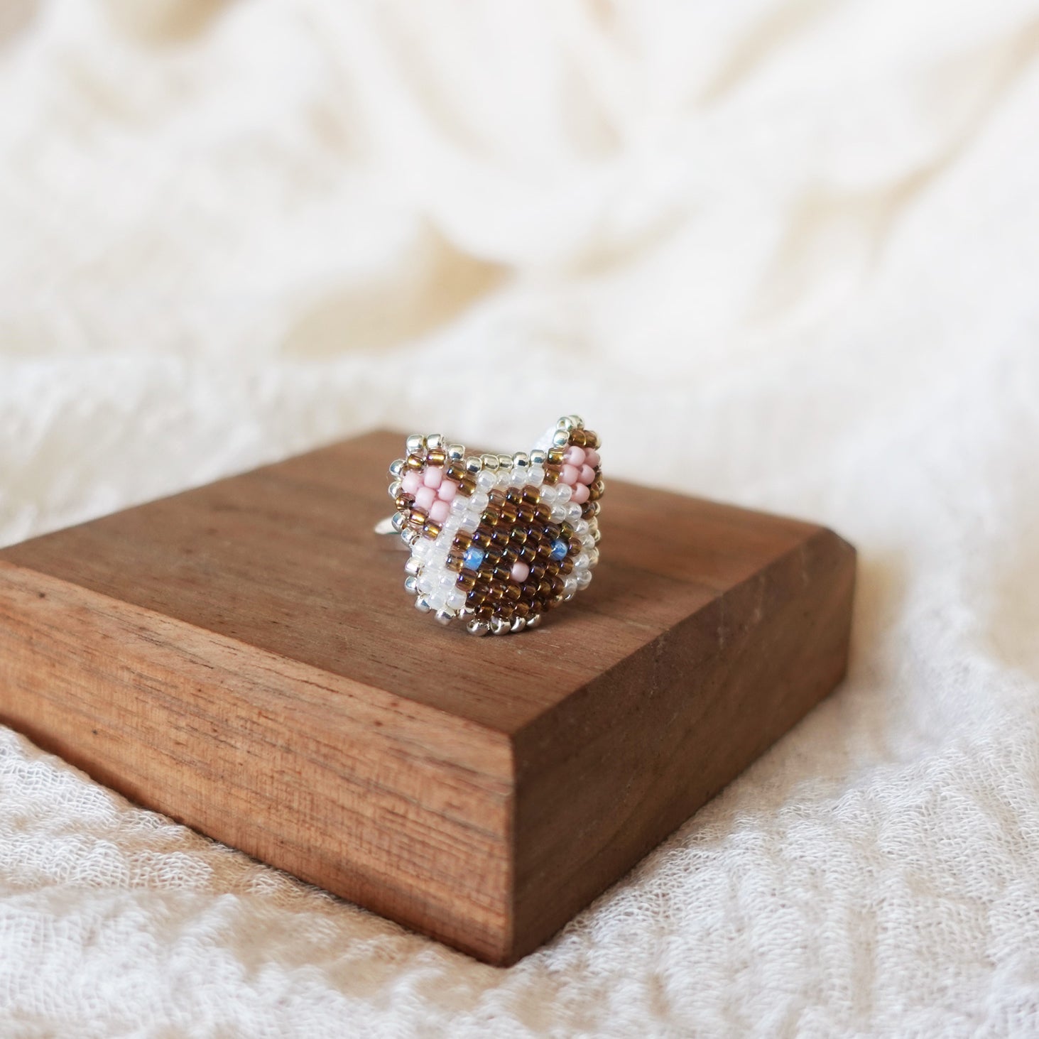 Colorpoint Cat Ring in Chocolate Display Left