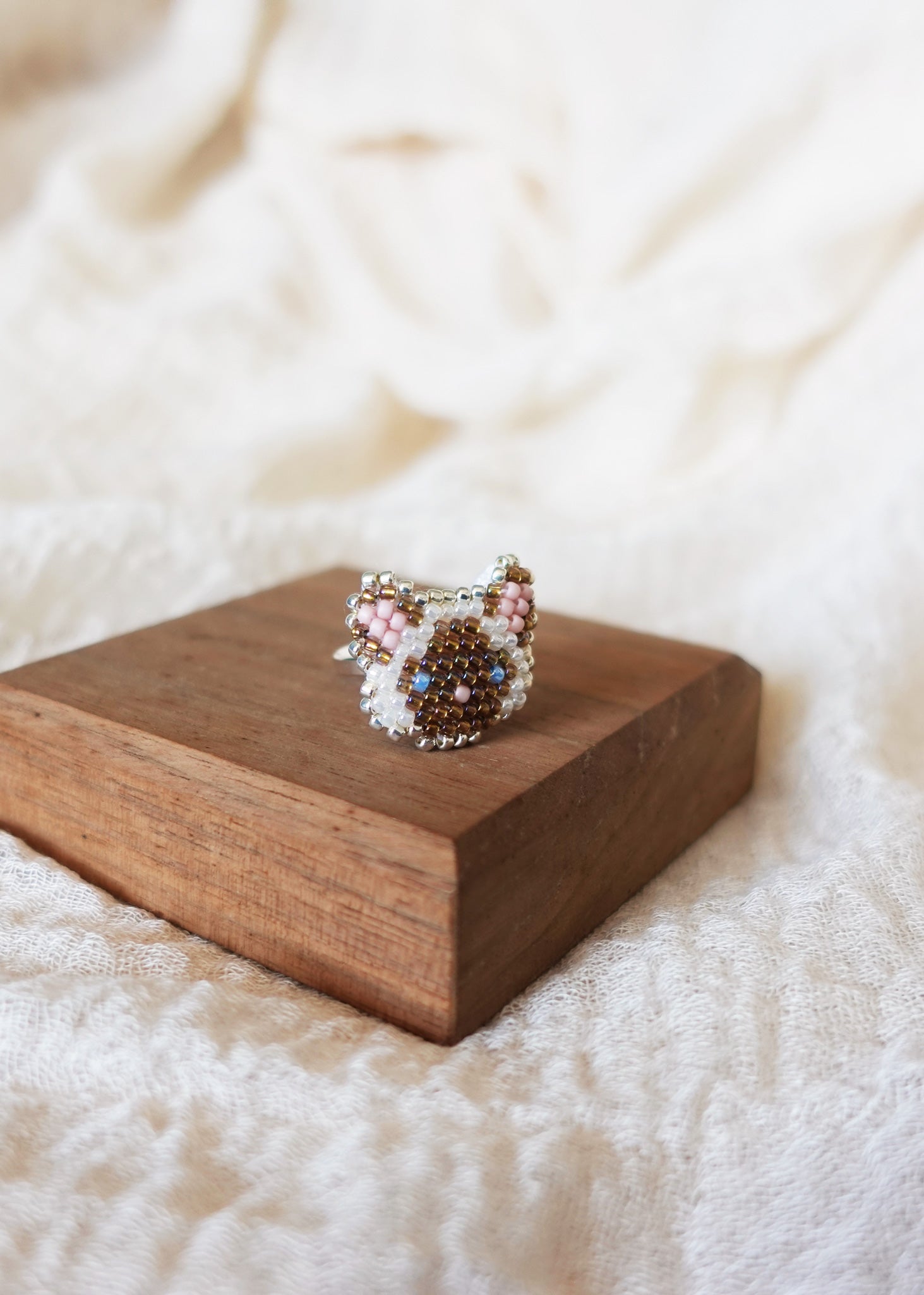 Colorpoint Cat Ring in Chocolate Display Left