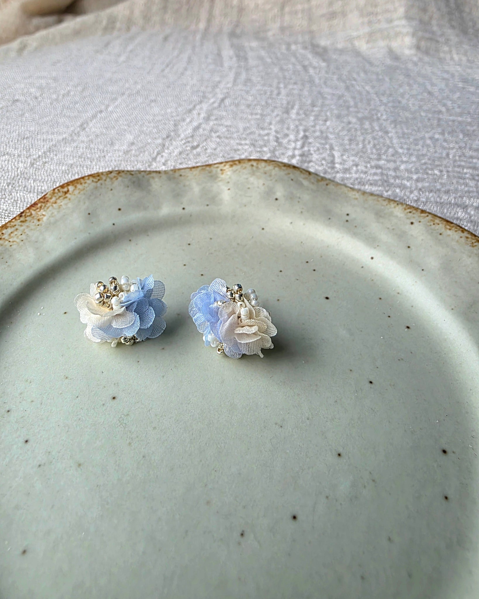 Fleur d'Or Stud Earrings in Blue Right