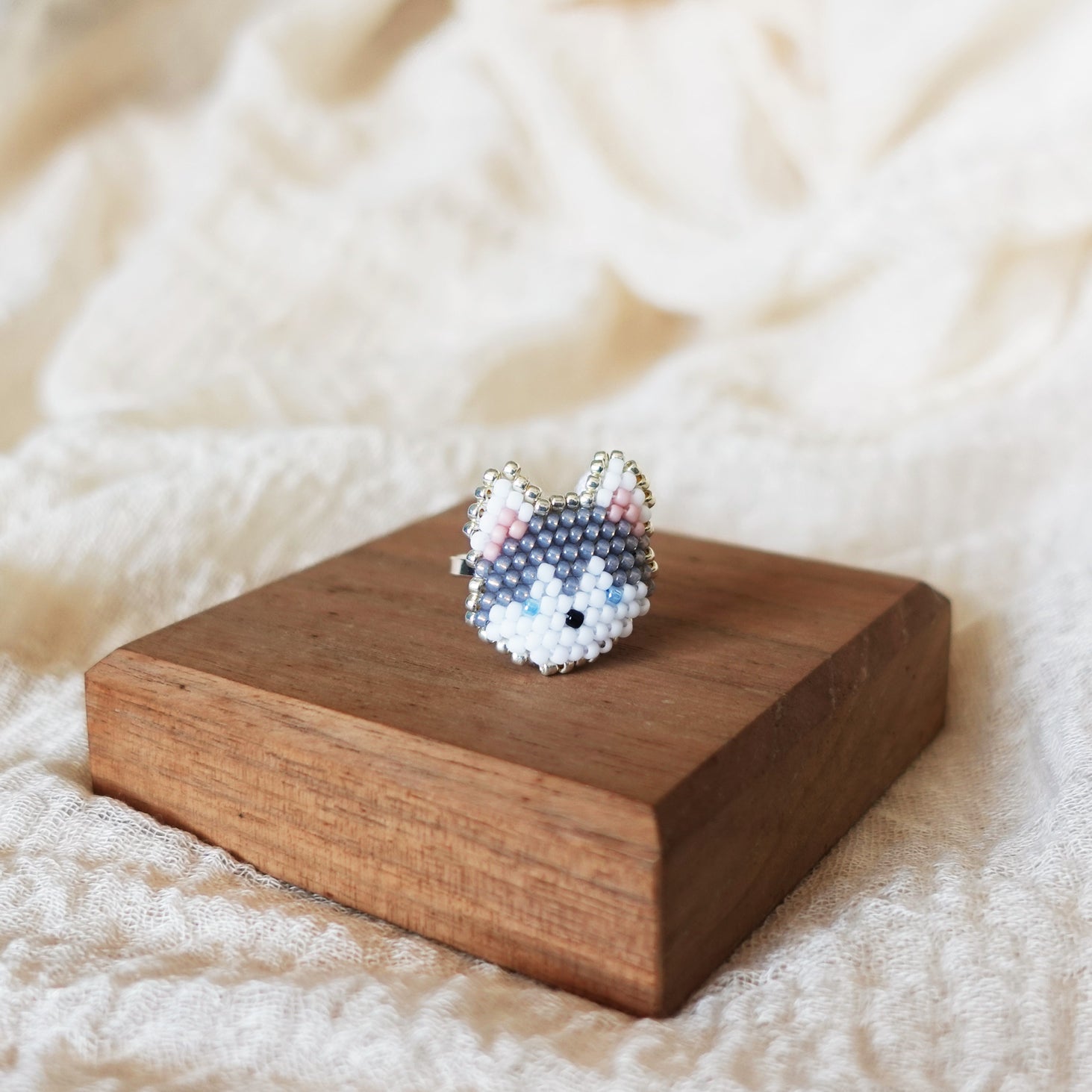 Husky Ring Display Left