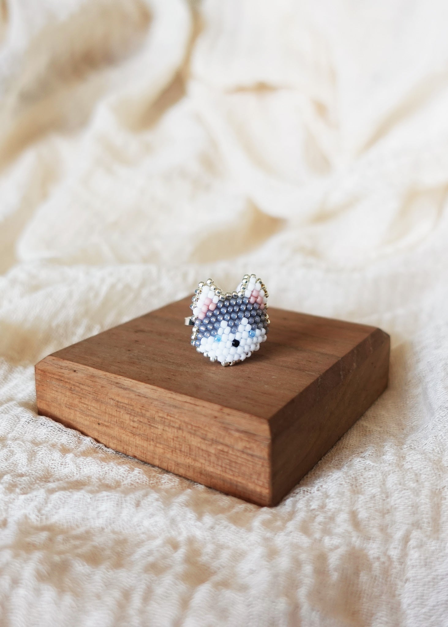 Husky Ring Display Left
