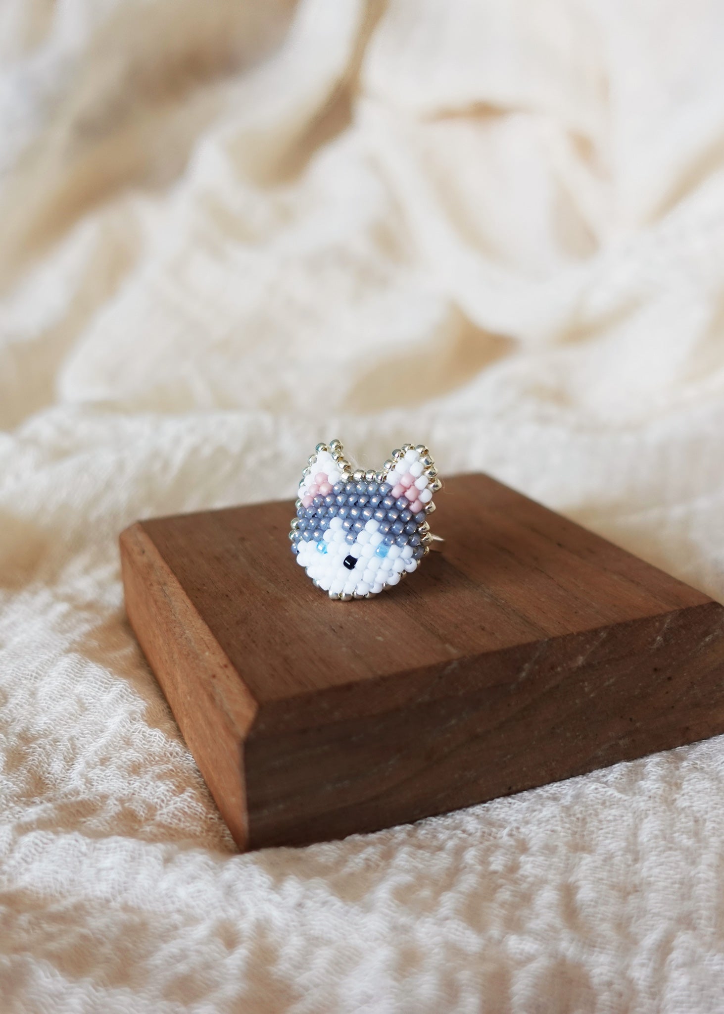 Husky Ring Display Right