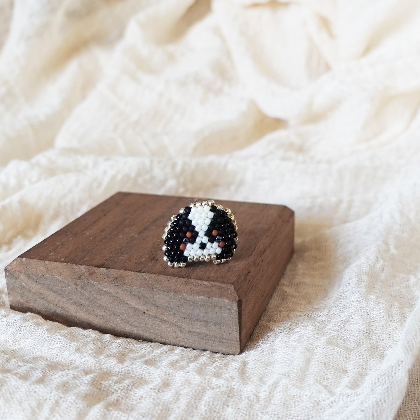 King Charles Spaniel Ring in Tricolor Display Front