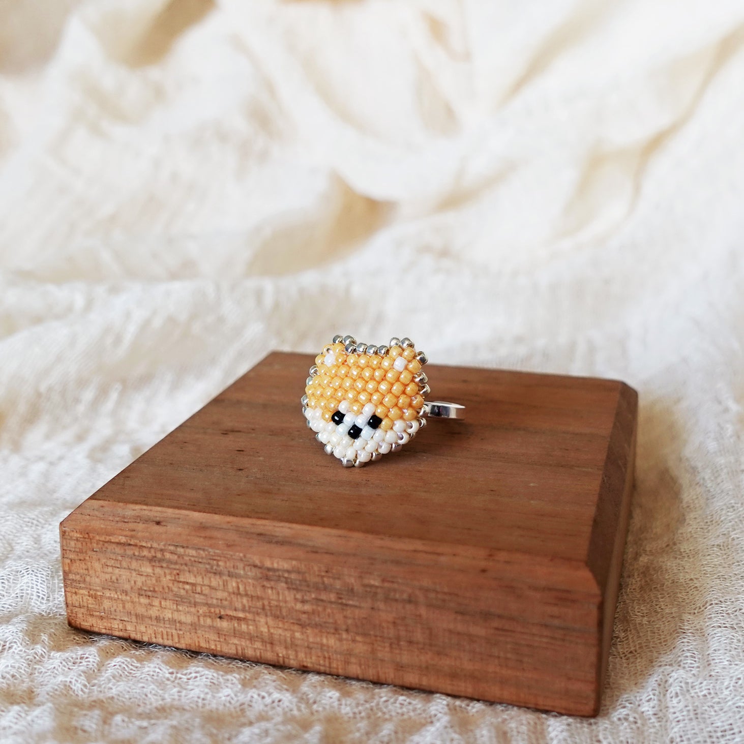 Pomeranian Ring Display Right 1