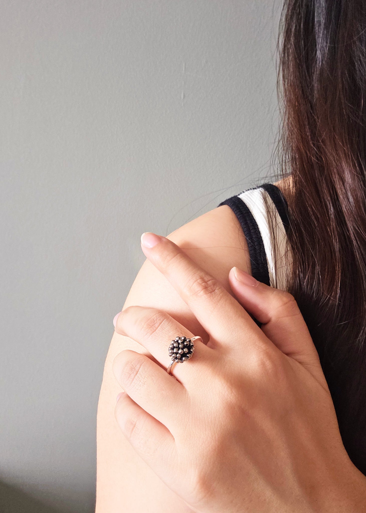Prelude Slim Ring in Midnight Silver Model