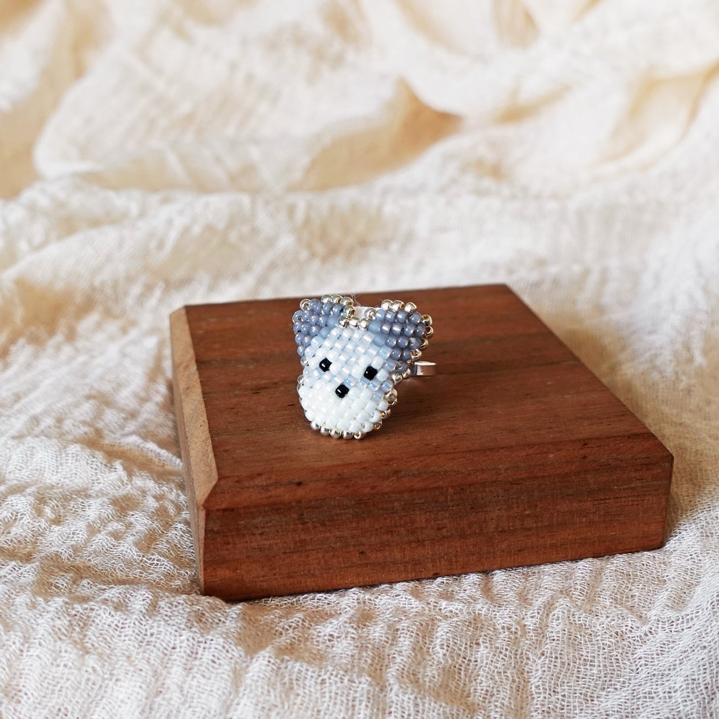 Schnauzer Ring Display Right