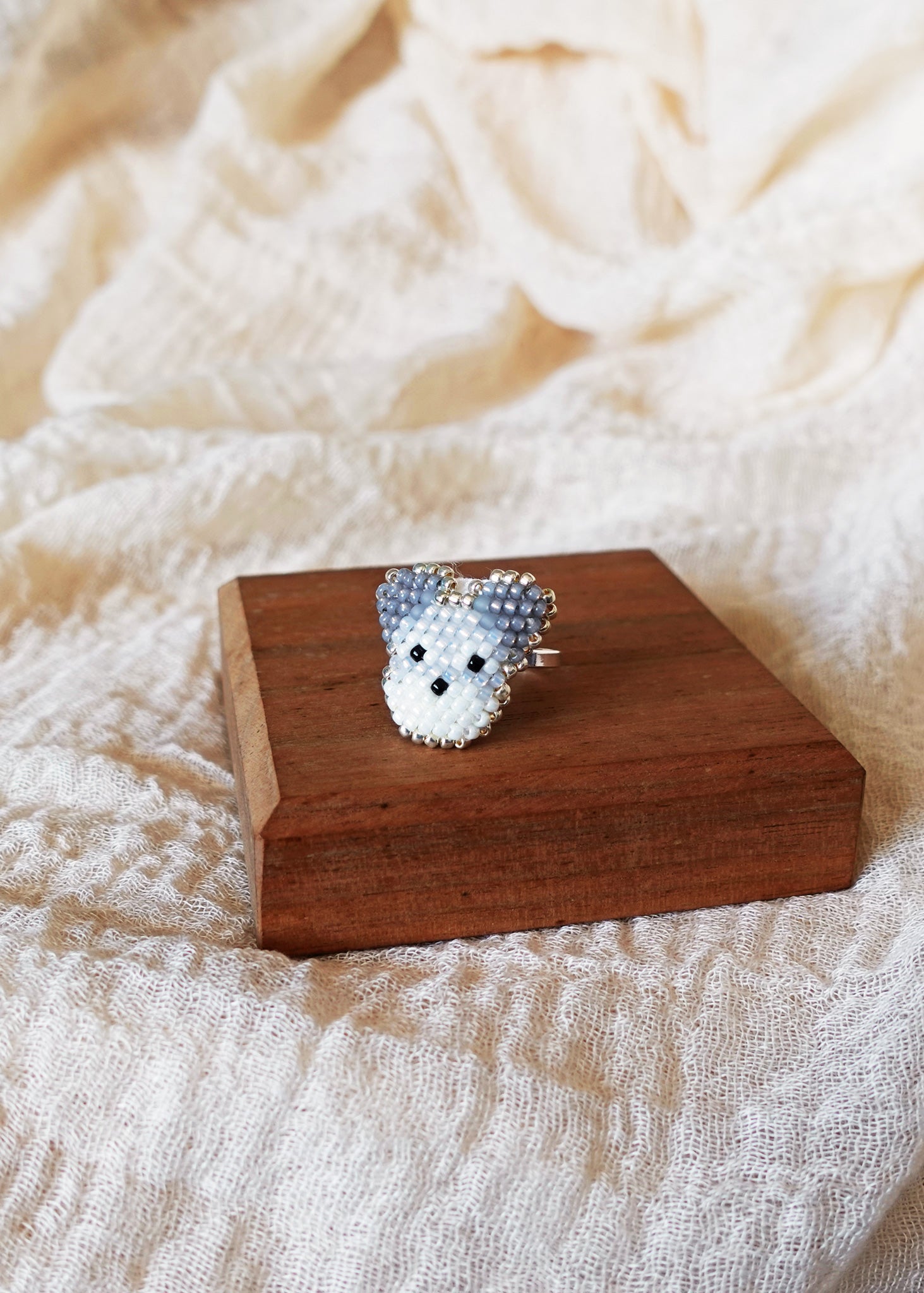 Schnauzer Ring Display Right