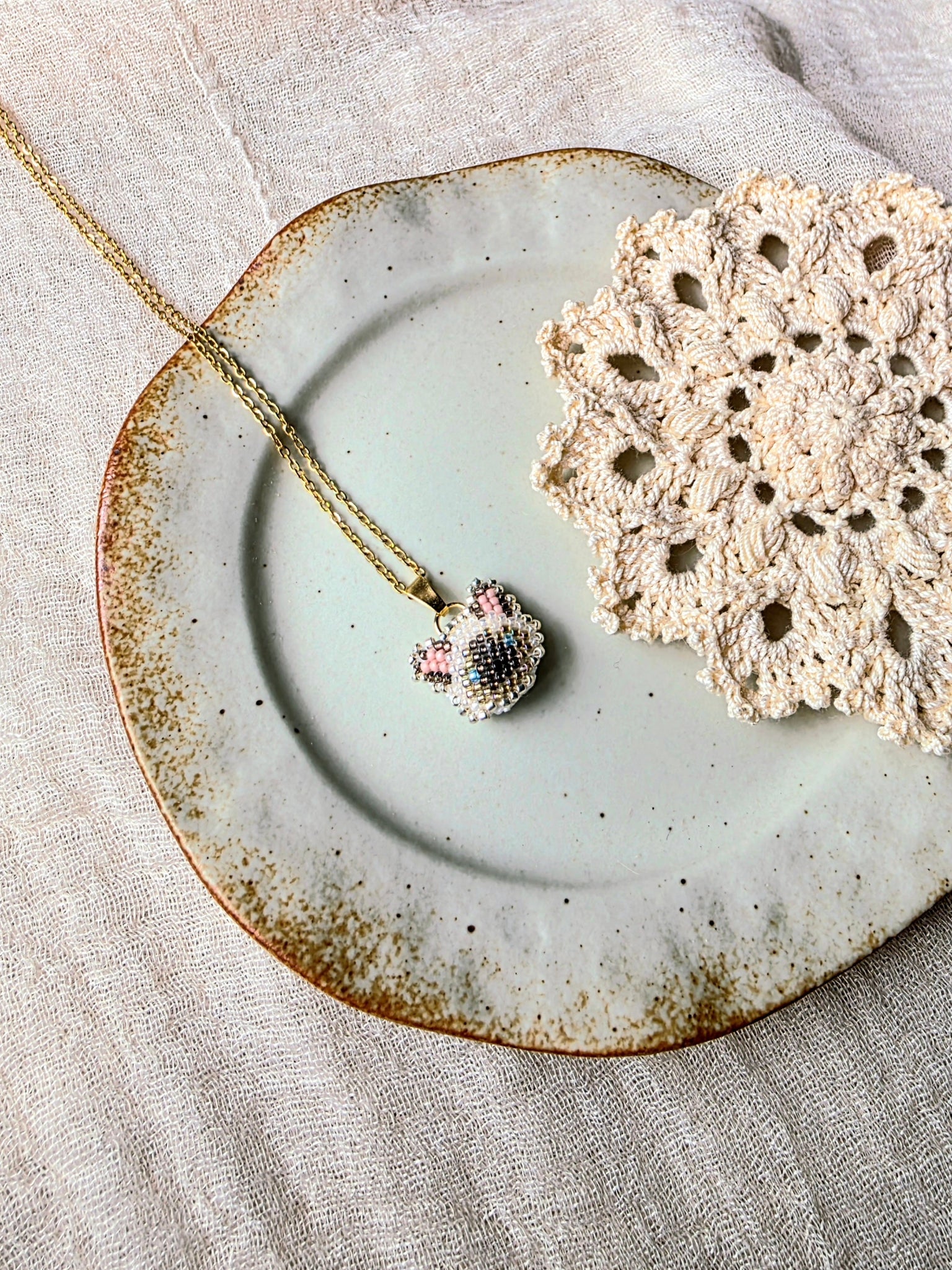 Siamese cat necklace left