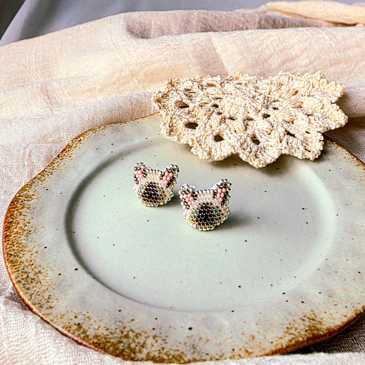 Siamese cat stud earrings front