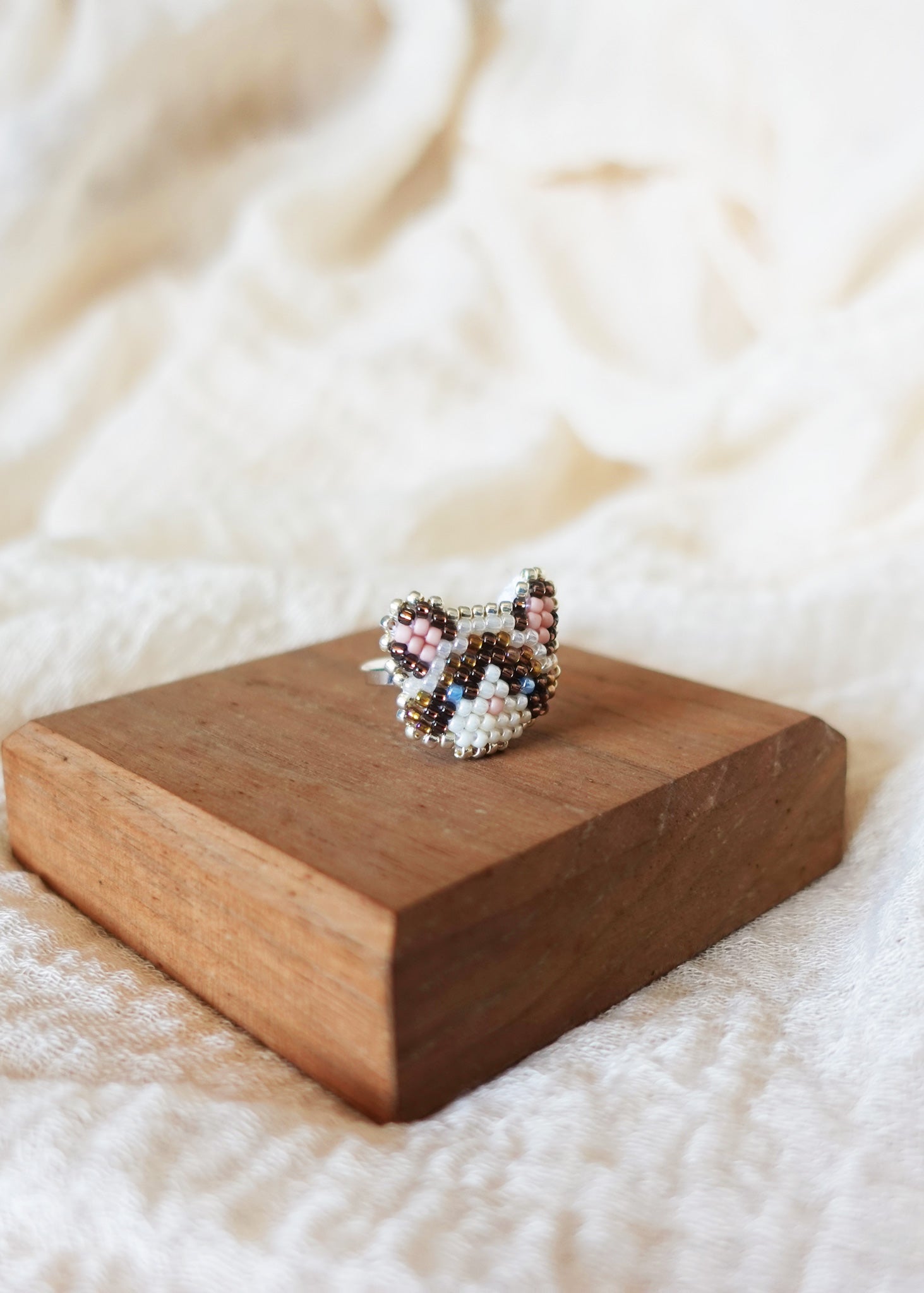 Snowshoe Cat Ring Display Left