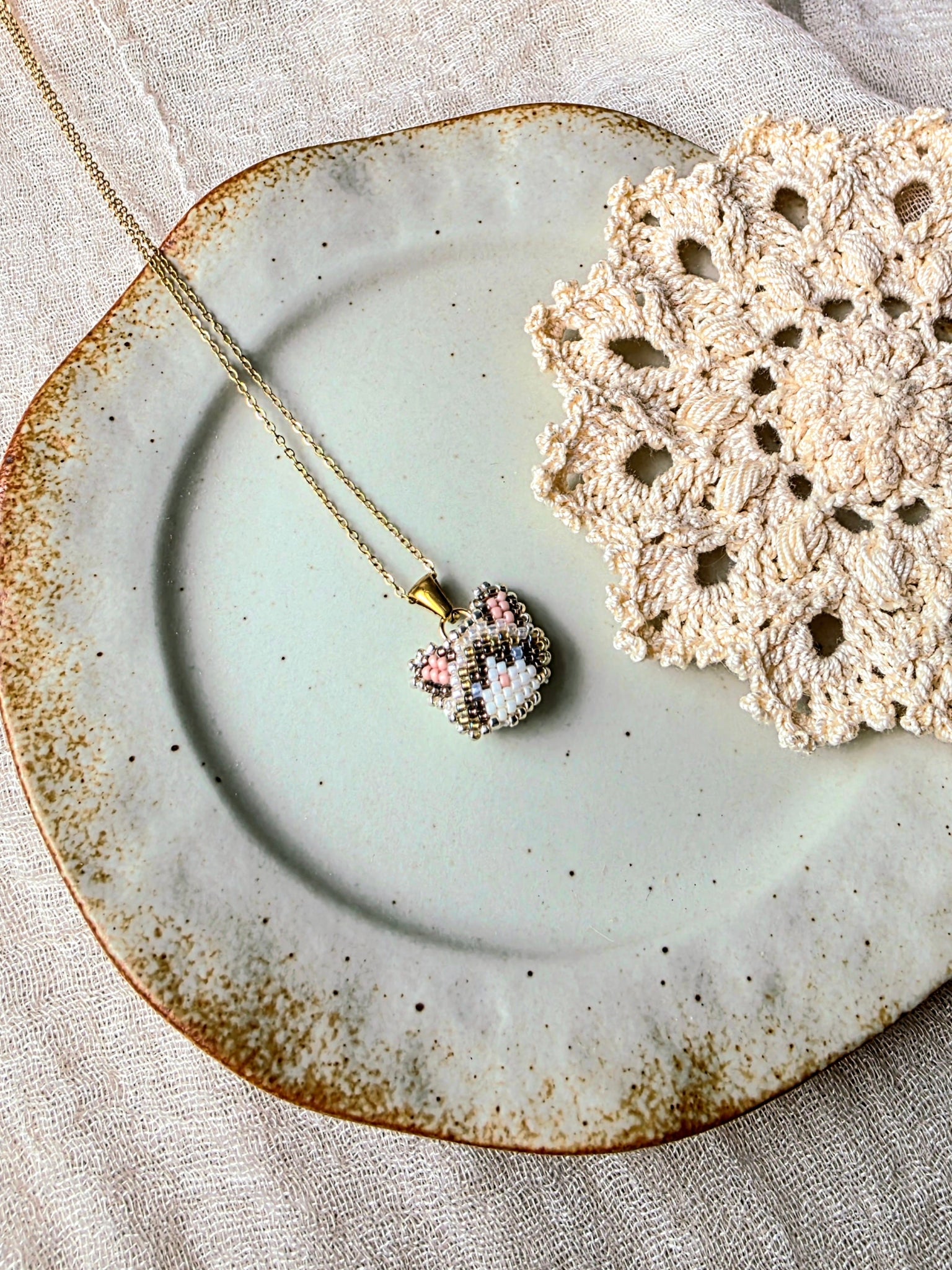 Snowshoe cat necklace left