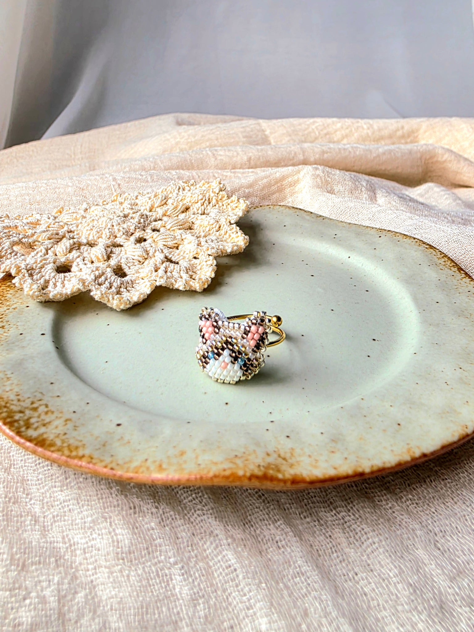 Snowshoe cat ring right