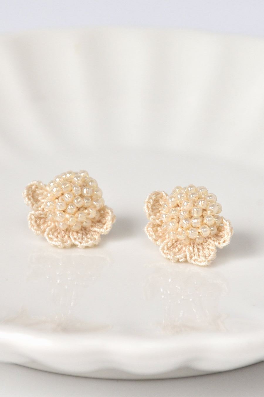 Beads Crochet Coneflower Studs in Ivory Front