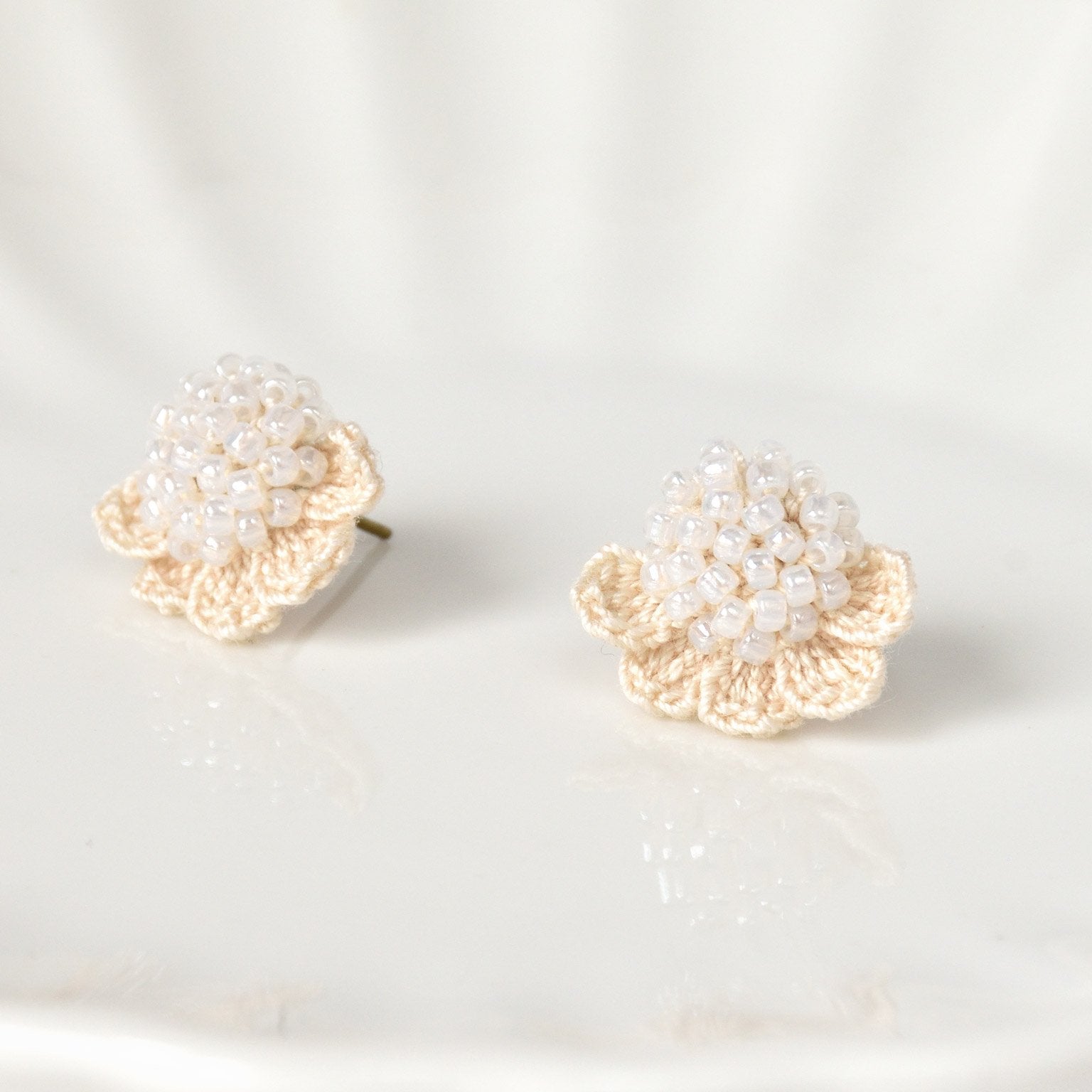 Beads Crochet Coneflower Studs in White Left
