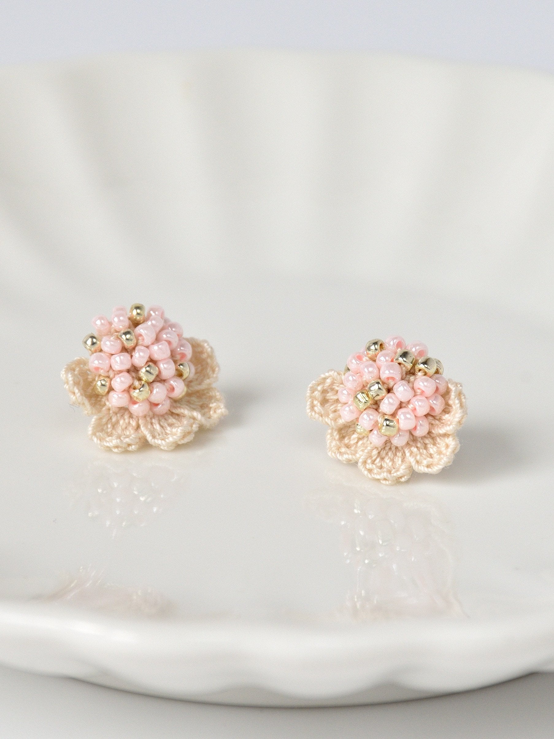 Beads Crochet Coneflower Pepper Studs in Pink Left