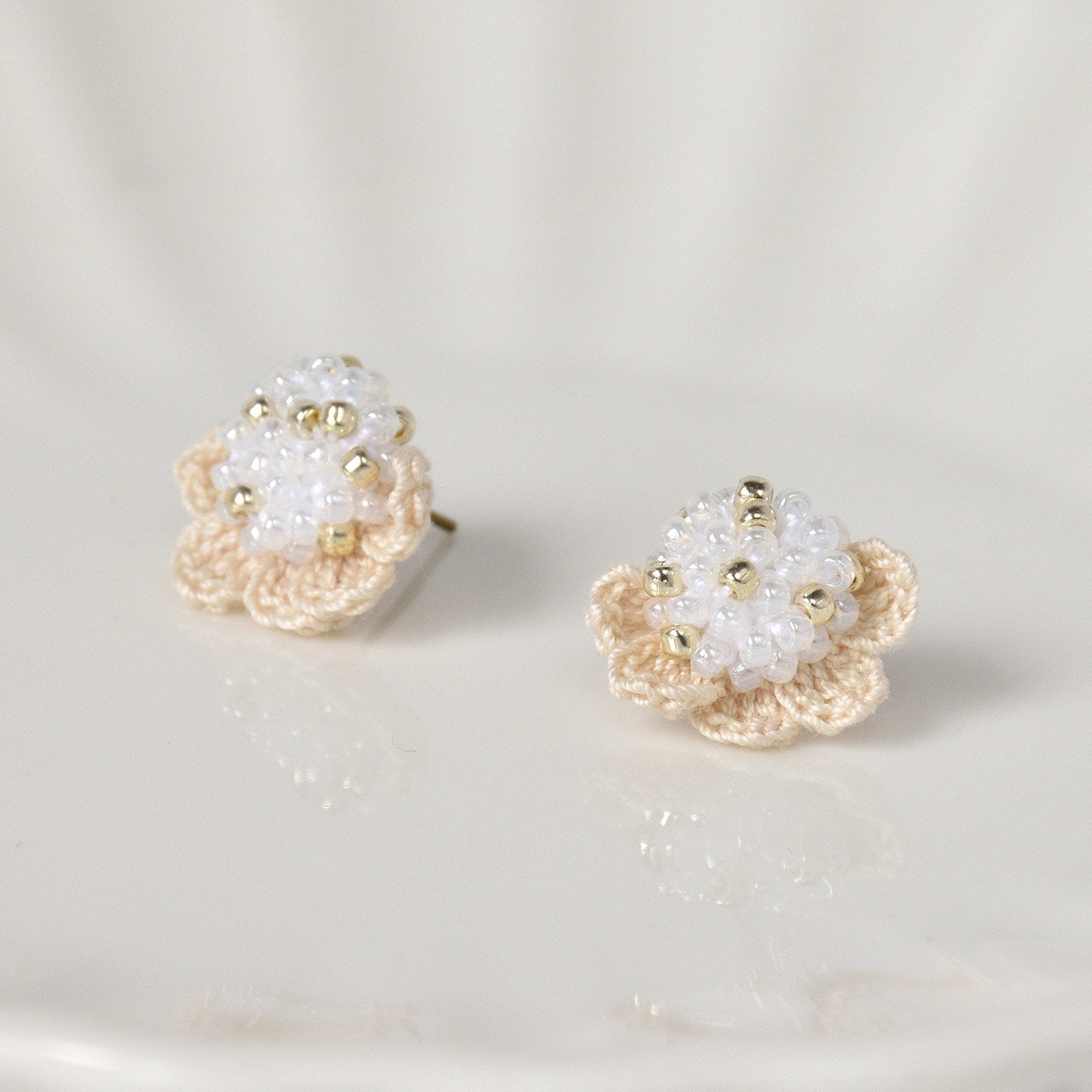 Beads Crochet Coneflower Pepper Studs in White Right