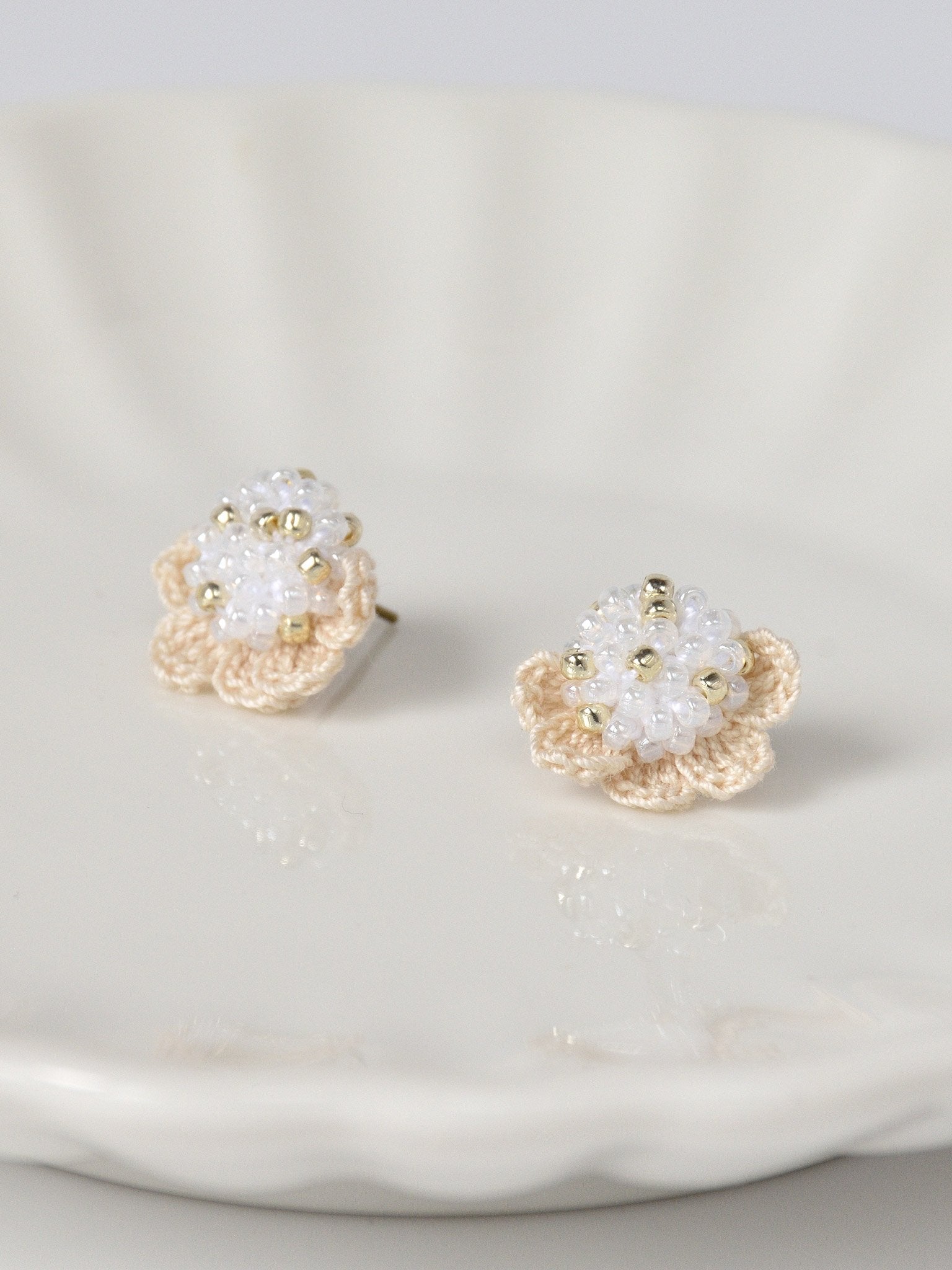 Beads Crochet Coneflower Pepper Studs in White Right