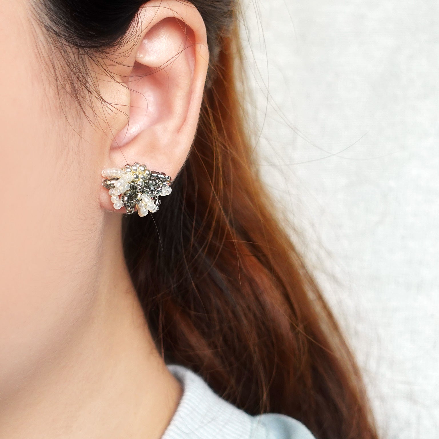 Camellia Bicolor Stud Earrings in Diamond Black Model