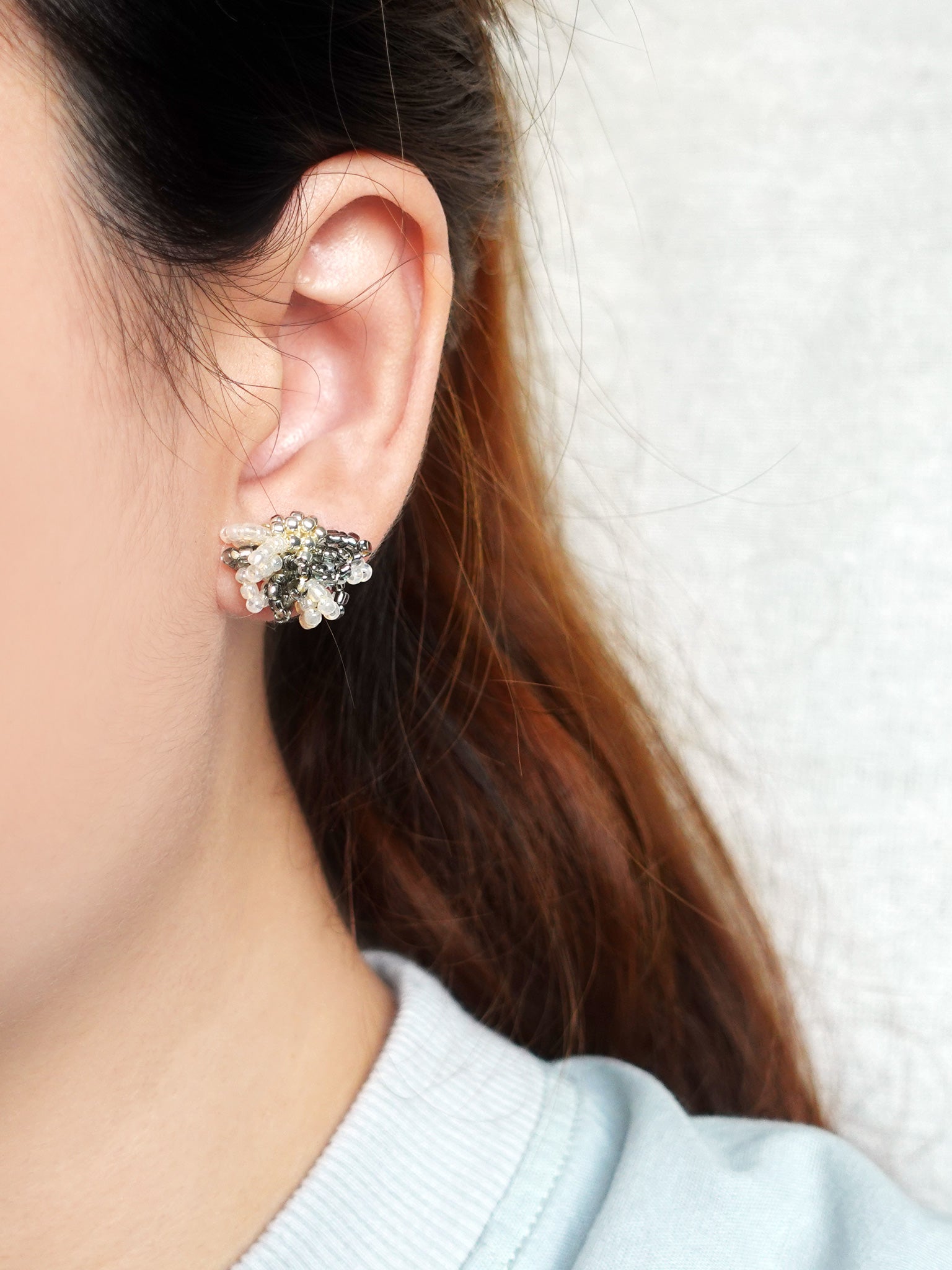 Camellia Bicolor Stud Earrings in Diamond Black Model