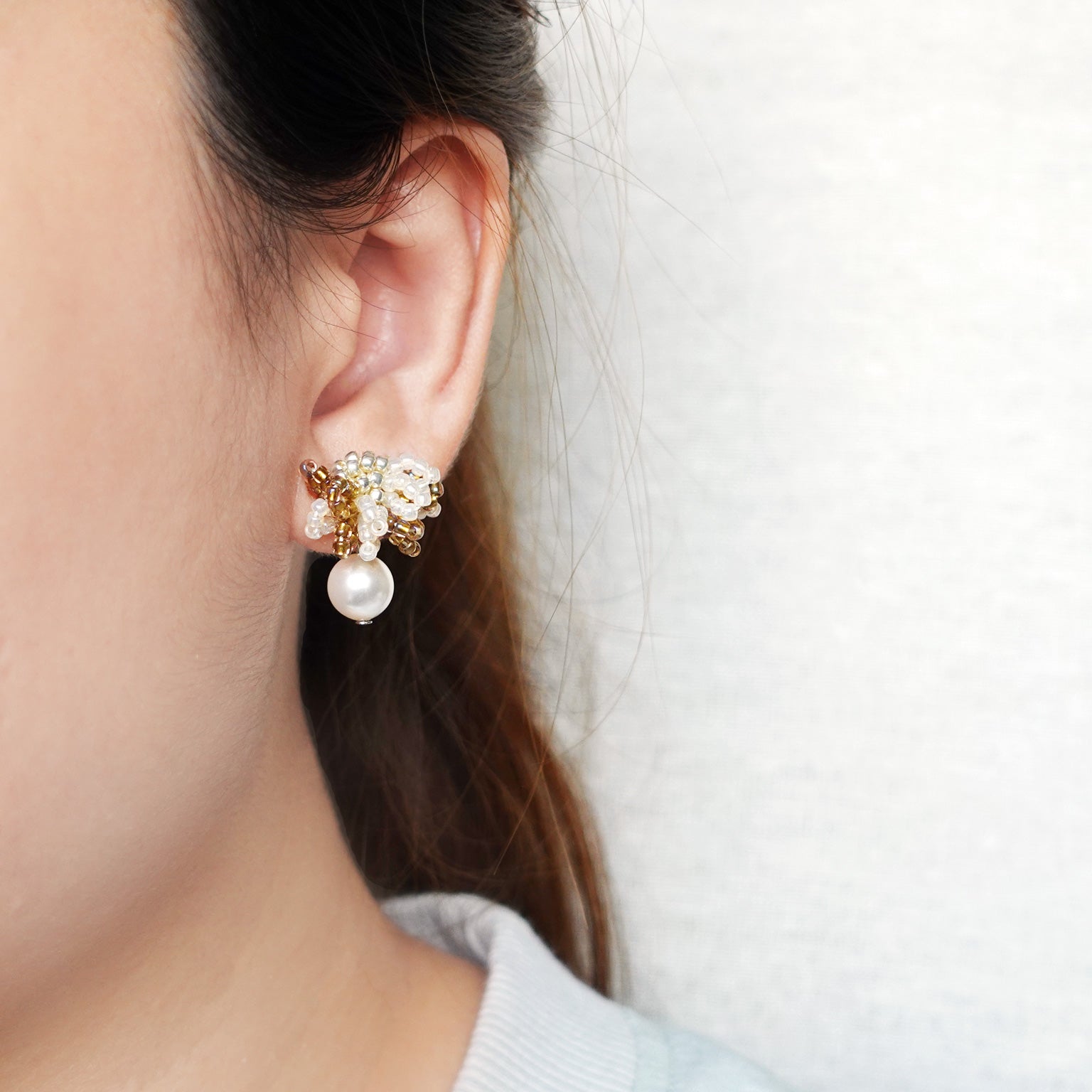 Camellia Mariota Bicolor Earrings in Caramel Brown Model