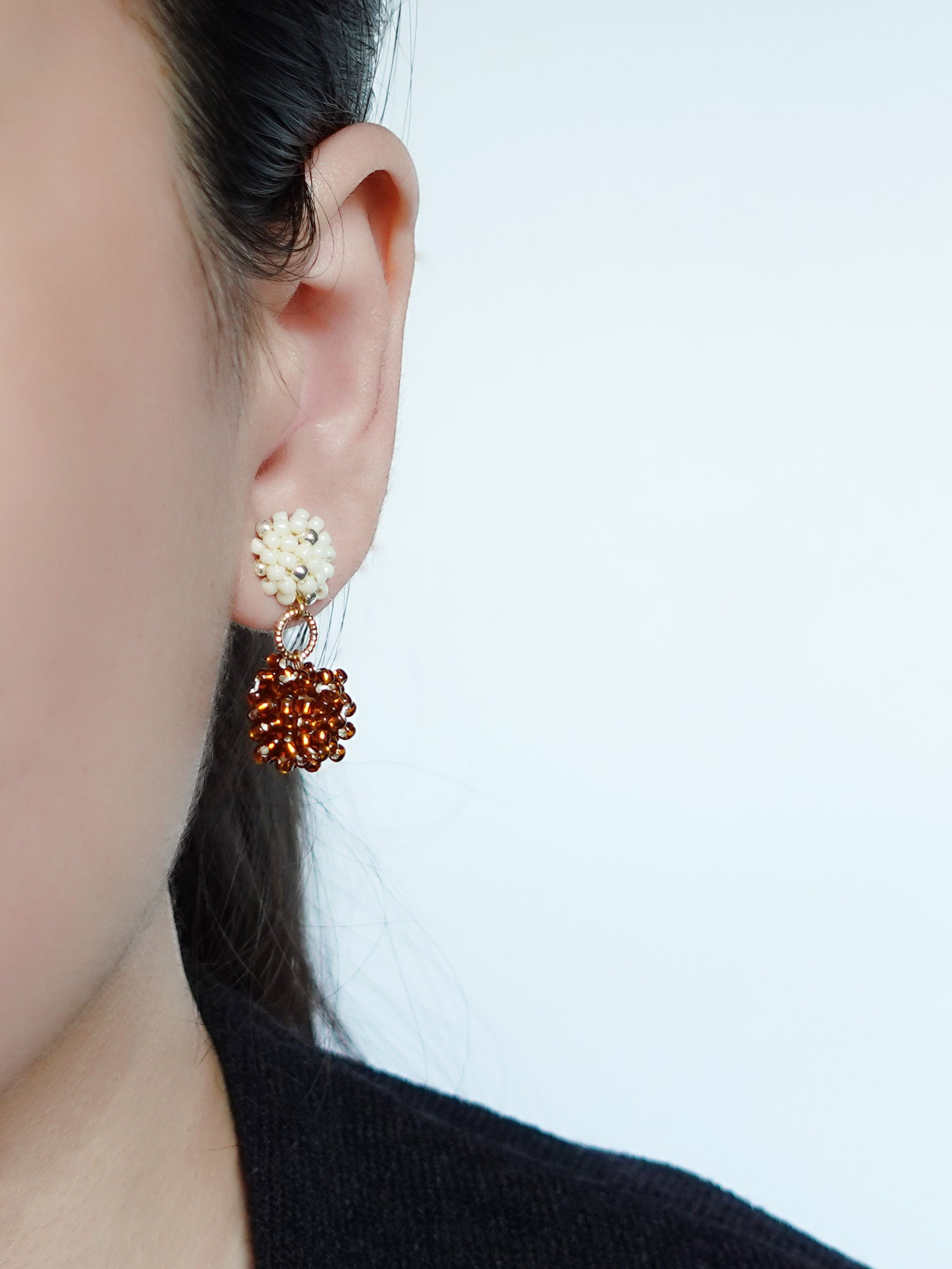Larissa Stars Earrings in Dark Amber Model
