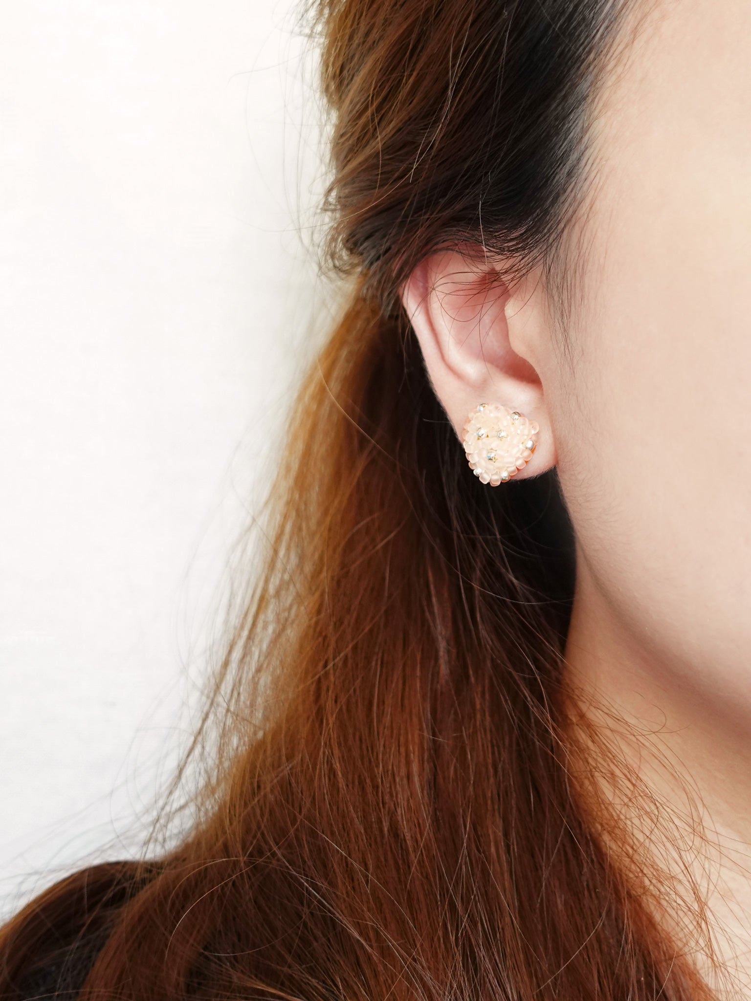 Onigiri Stud Earrings in Peach Model